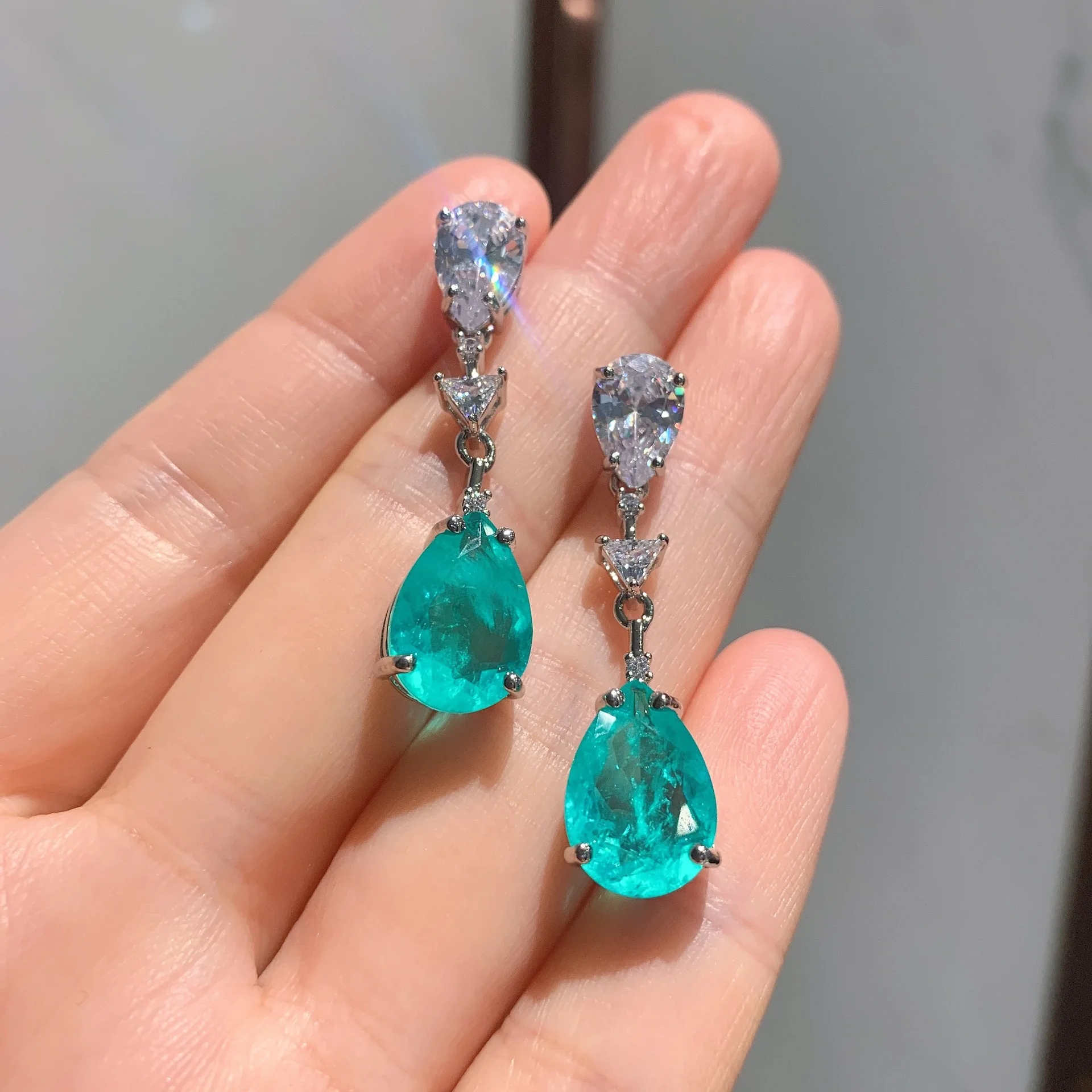 Серьги-гвоздики из синтетического камня