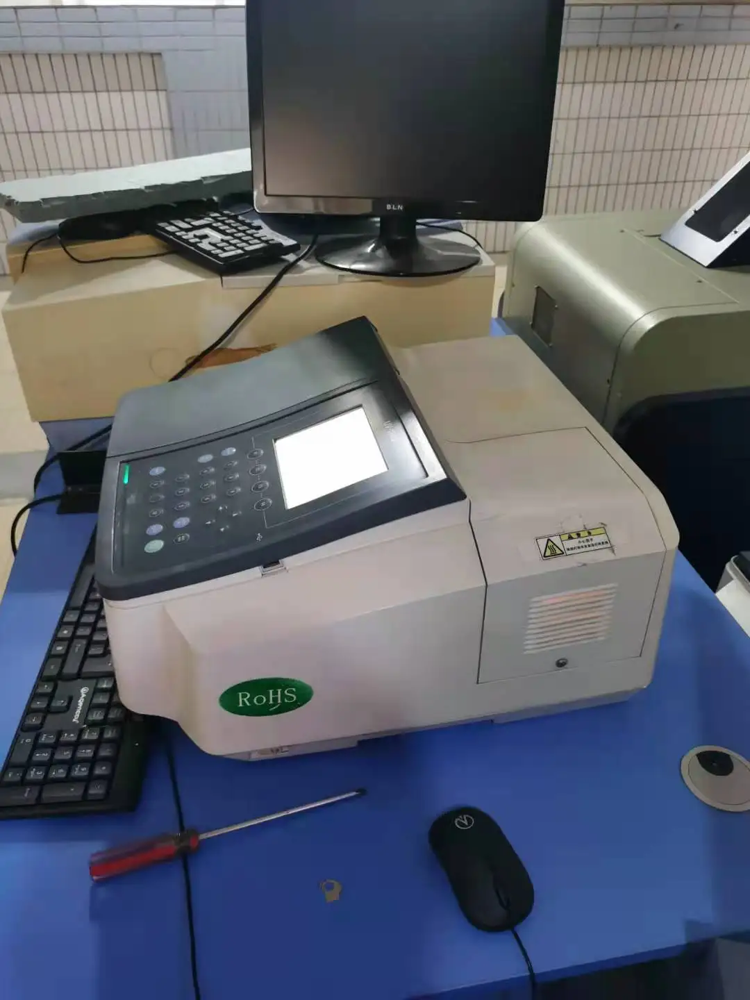  Бывший в употреблении спектрофотометр Япония UV1800 УФ-спектрофотометр низкая
