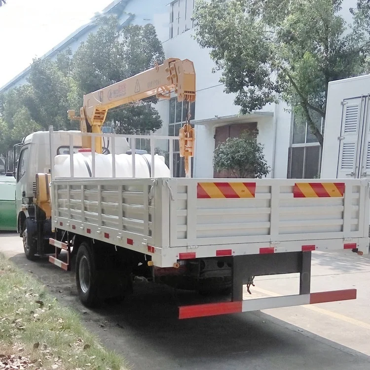 Кран с прямым кронштейном 2 тонны 3 тонн установлен на 5-тонном легком грузовике Dongfeng пластиковым резервуаром для воды