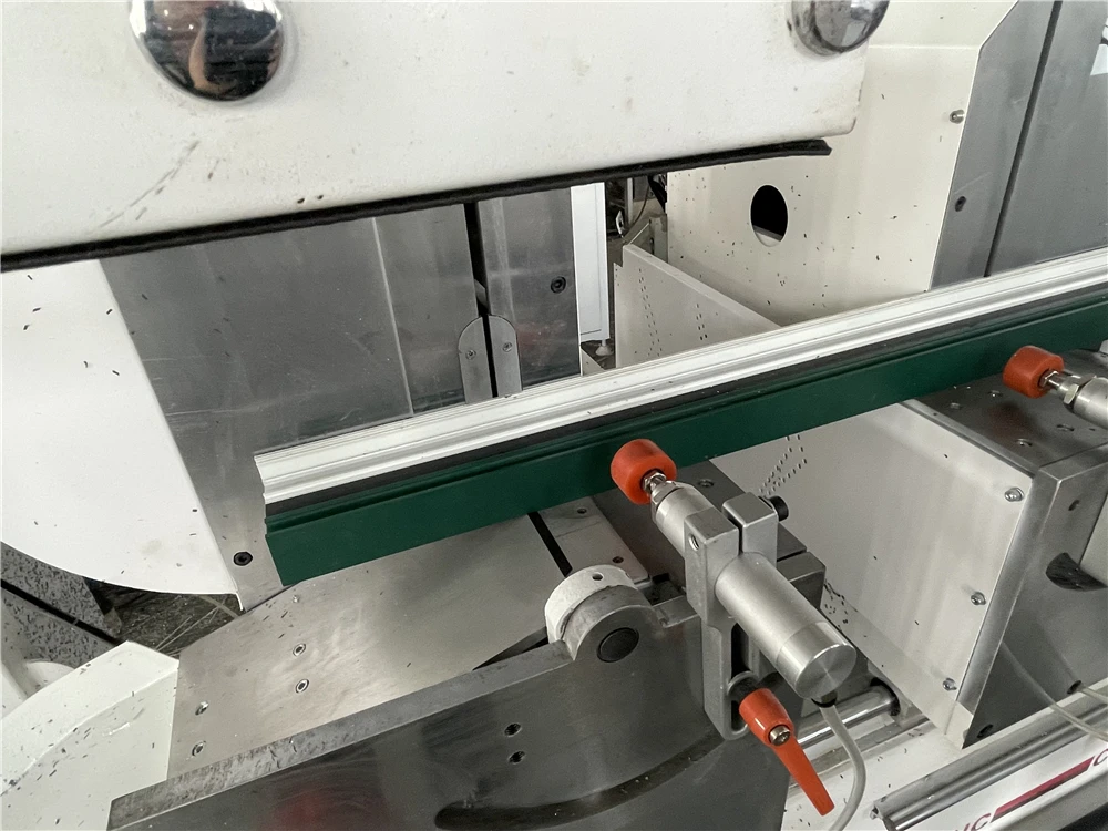Well-selling CNC Double Head  Automatic Cutting Saw Machine for  PVC and Aluminum Profile Window