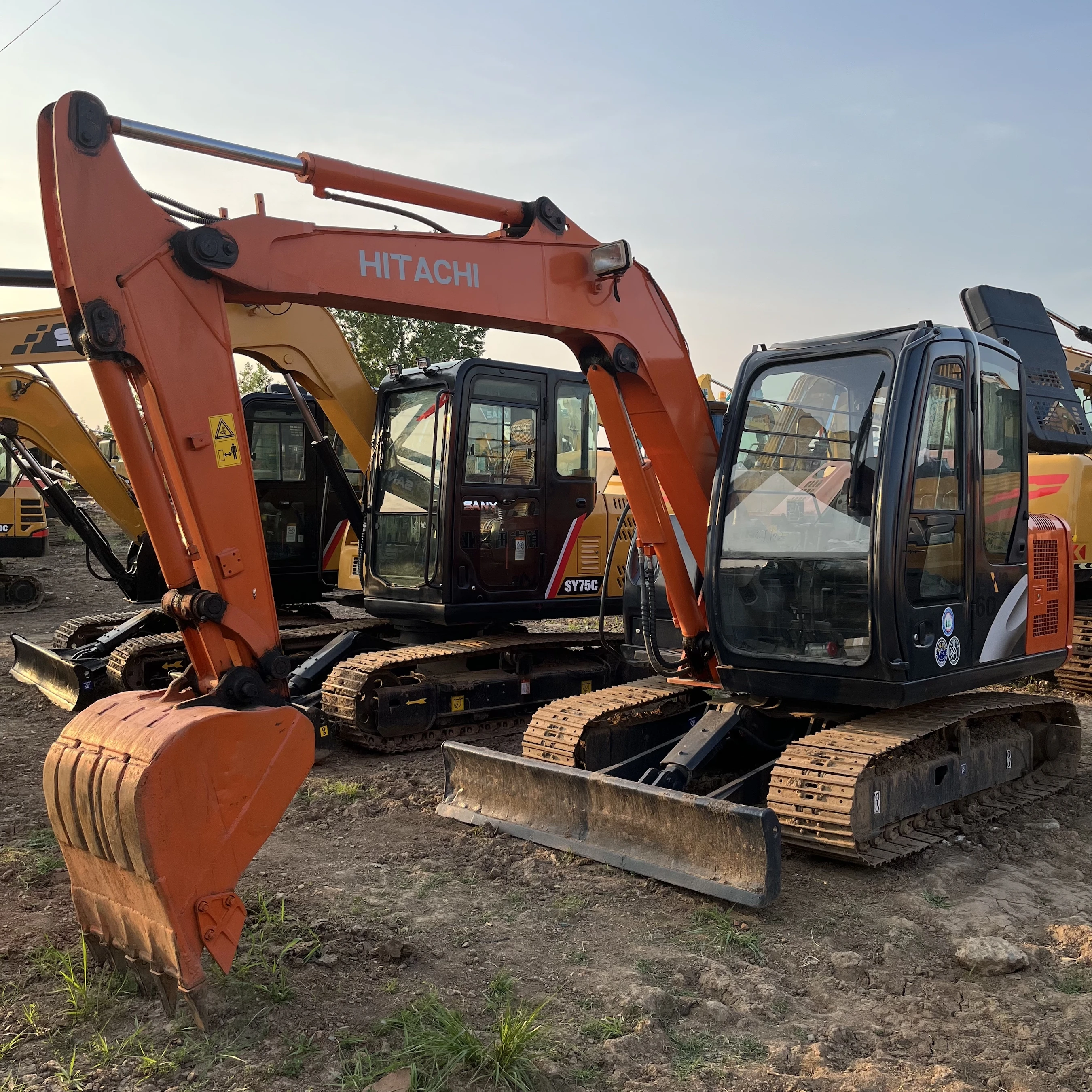 Second hand High quality zx60 zx70 Hitachi mini excavator original Japan digging machine with dozer in stock
