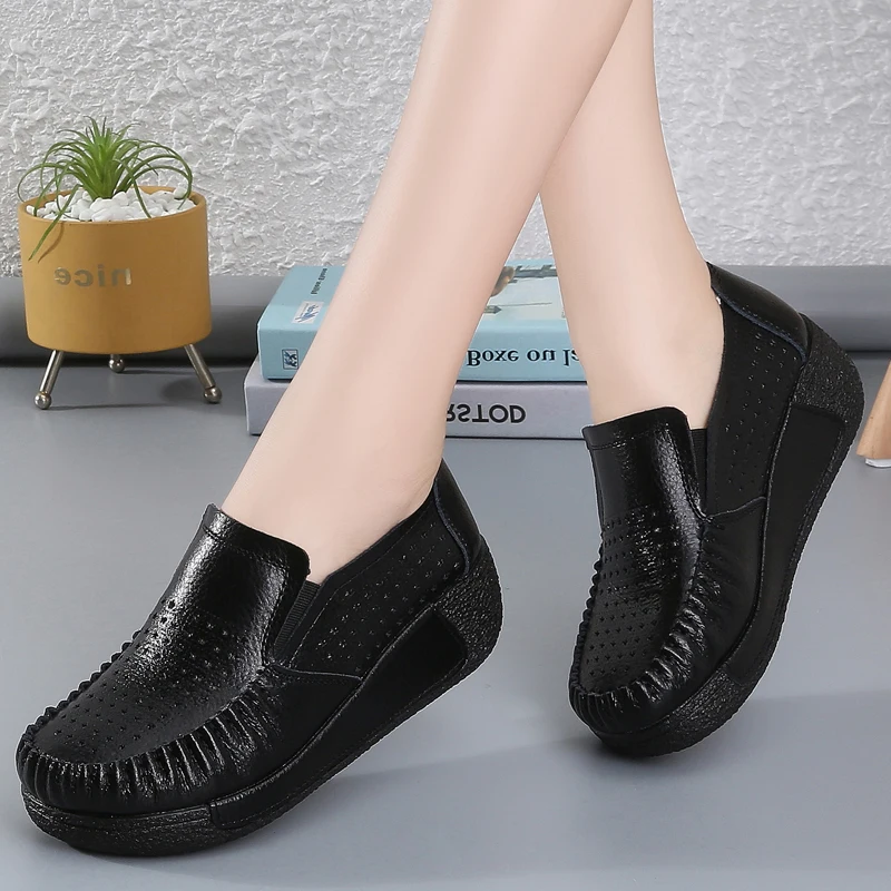 2022 New Perforated Loafers Ladies Casual Single Shoes Peas Shoes Soft Sole Large Size Customizable Platform Shoes