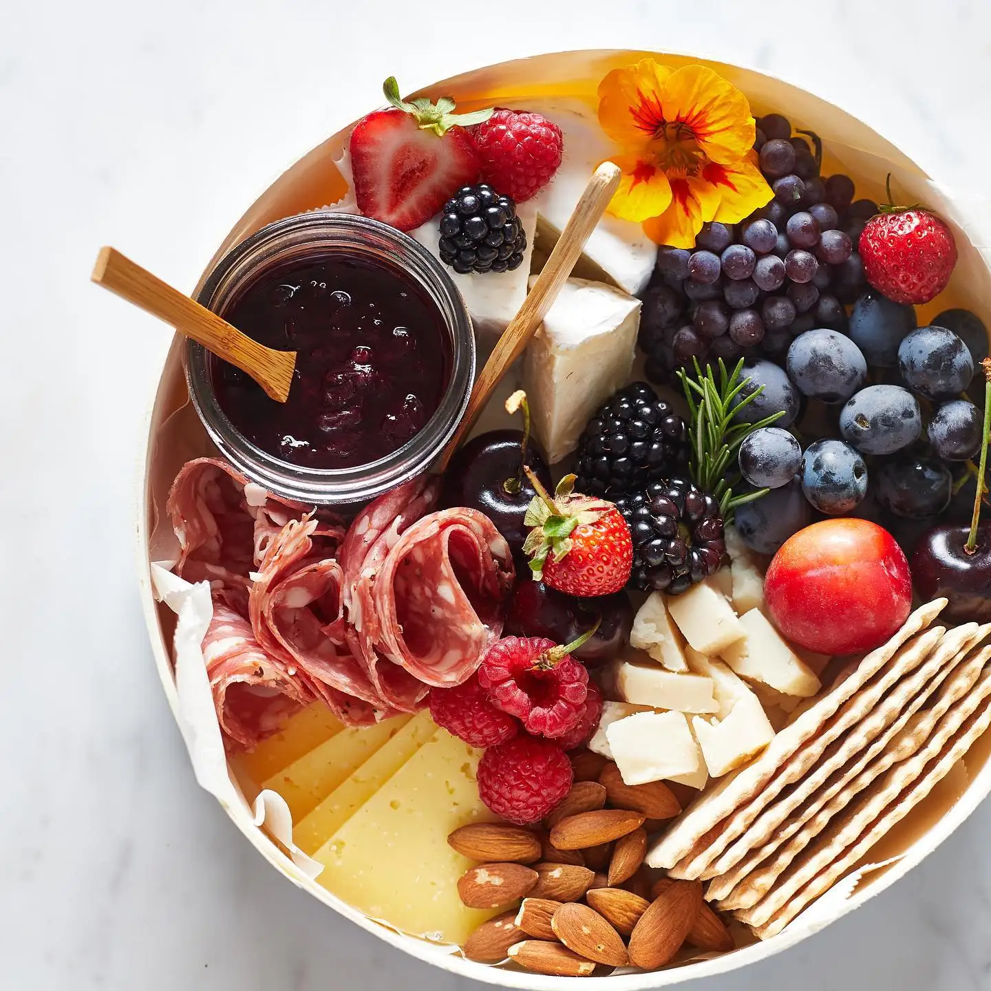 Popular Cheese Cake Snack Dessert Fruit Salad Grazing Charcuterie Wooden Round Box With Wooden Cover Christmas Gift Box