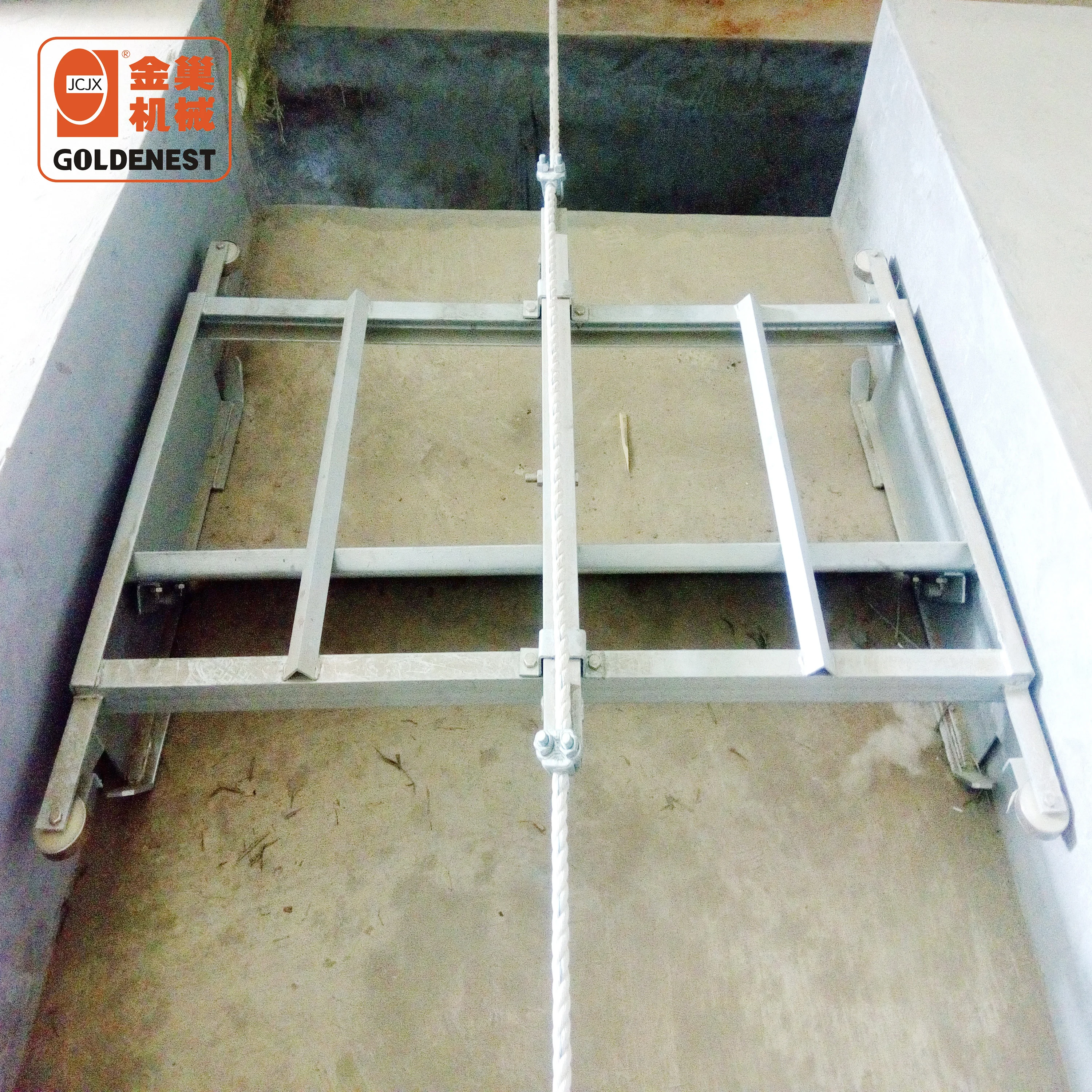 Manure cleaning scraper with hot galvanized material scraper