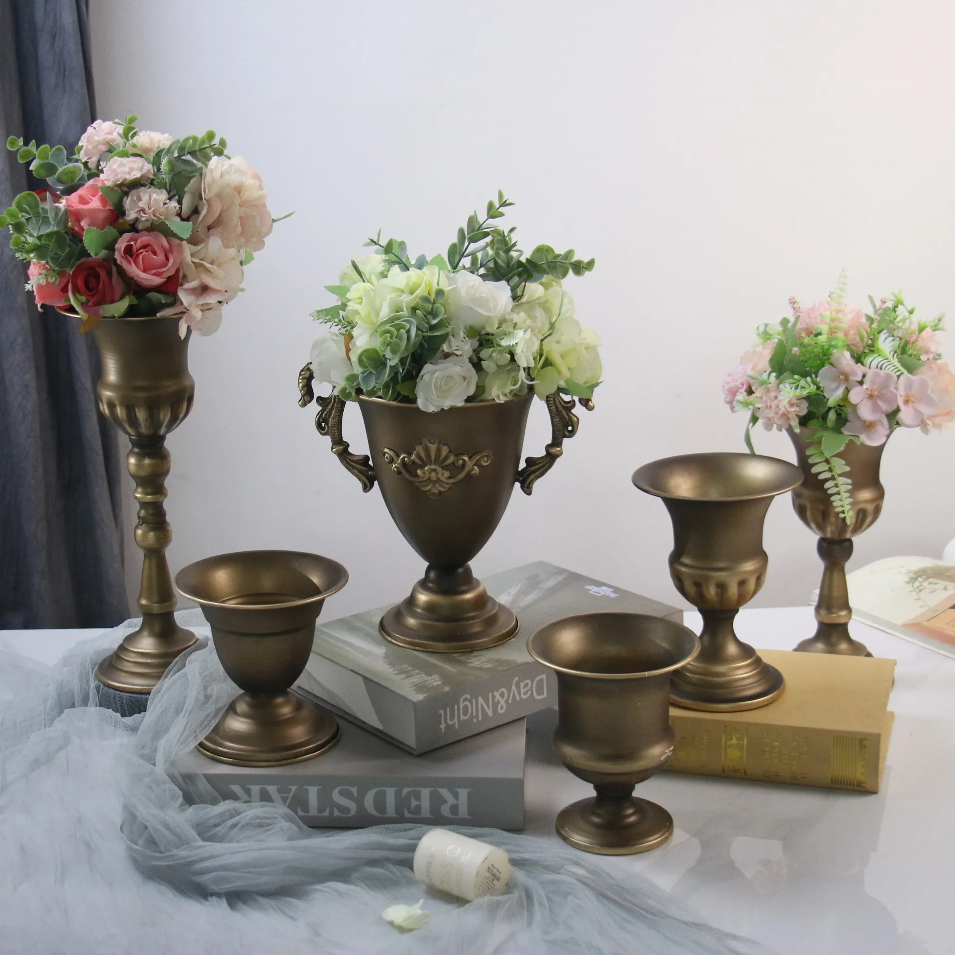 Винтажная железная ваза для цветов