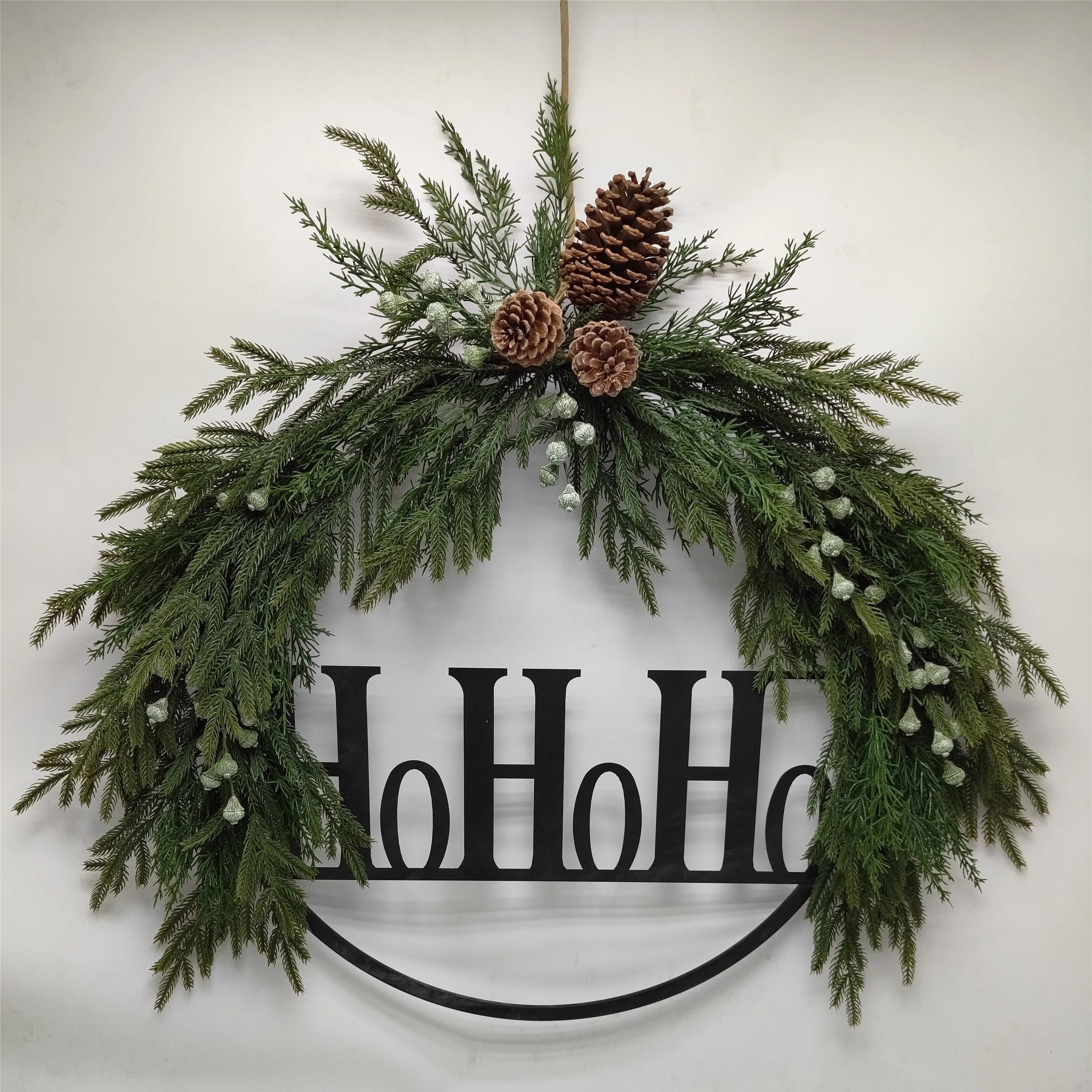 2025 Лидер продаж 29-дюймовый сосновый венок с шишкой и металлической пластиной ручной работы Рождественский