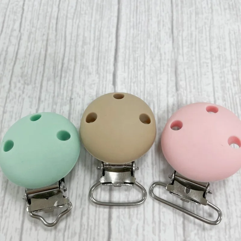 Factory Direct Wholesale BPA Free Food Grade Three Holes Multicolor Pacifier Teething Round Silicone Baby Pacifier Clip Holder