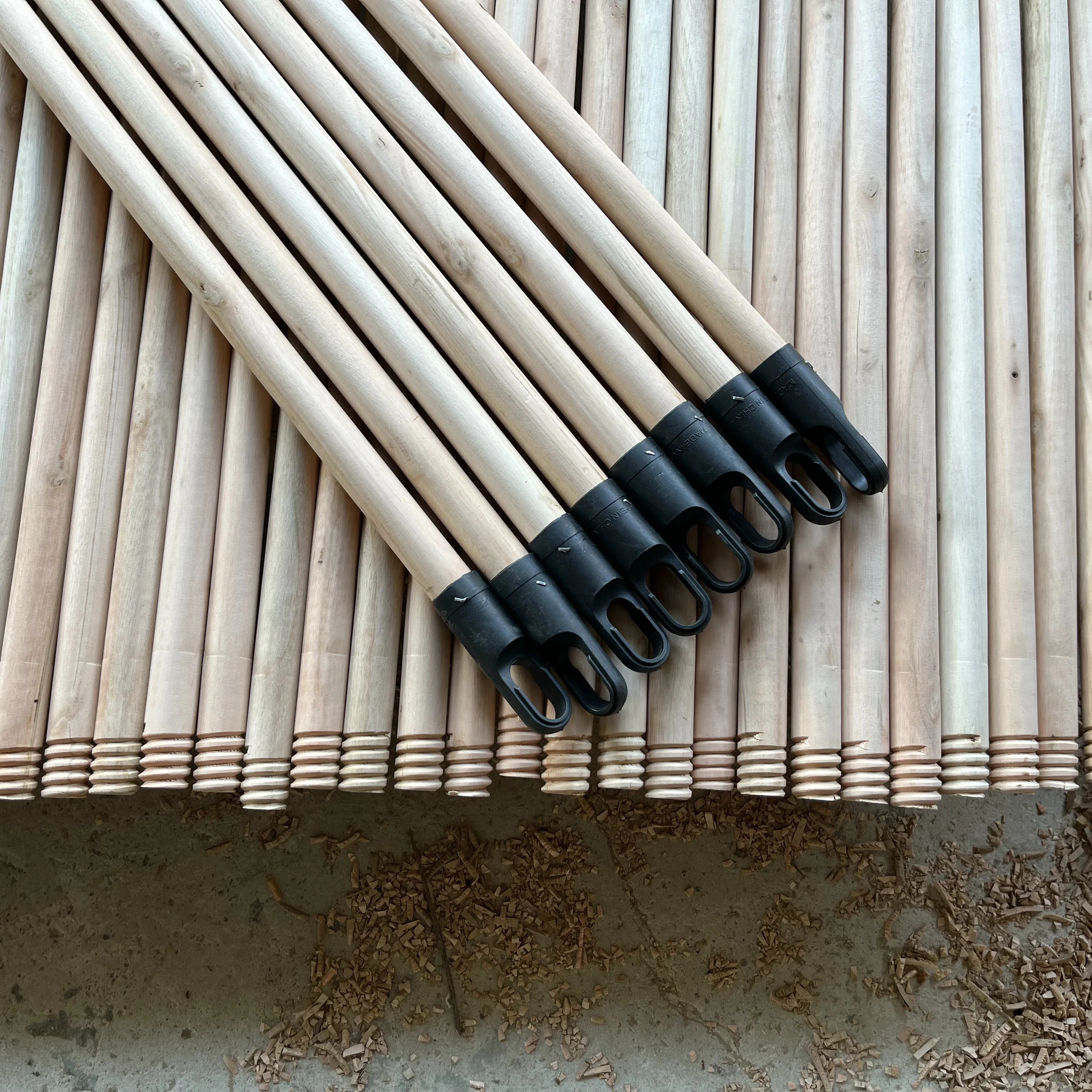 Straight raw material Natural Wooden broom handles / wooden stick for broom