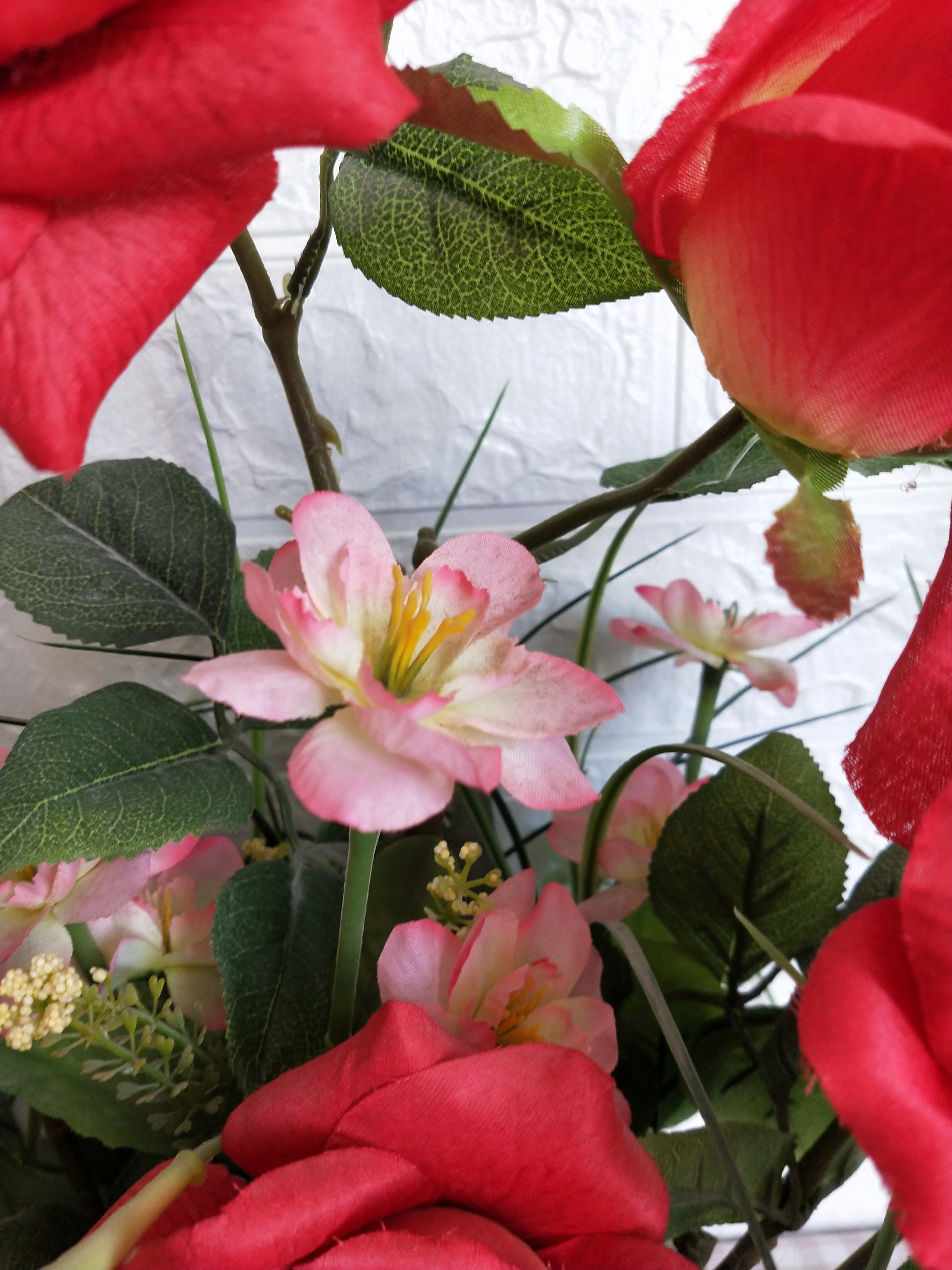 2024 the best seller product Gift Red  artificial flower Rose  arrangement in vase for wedding