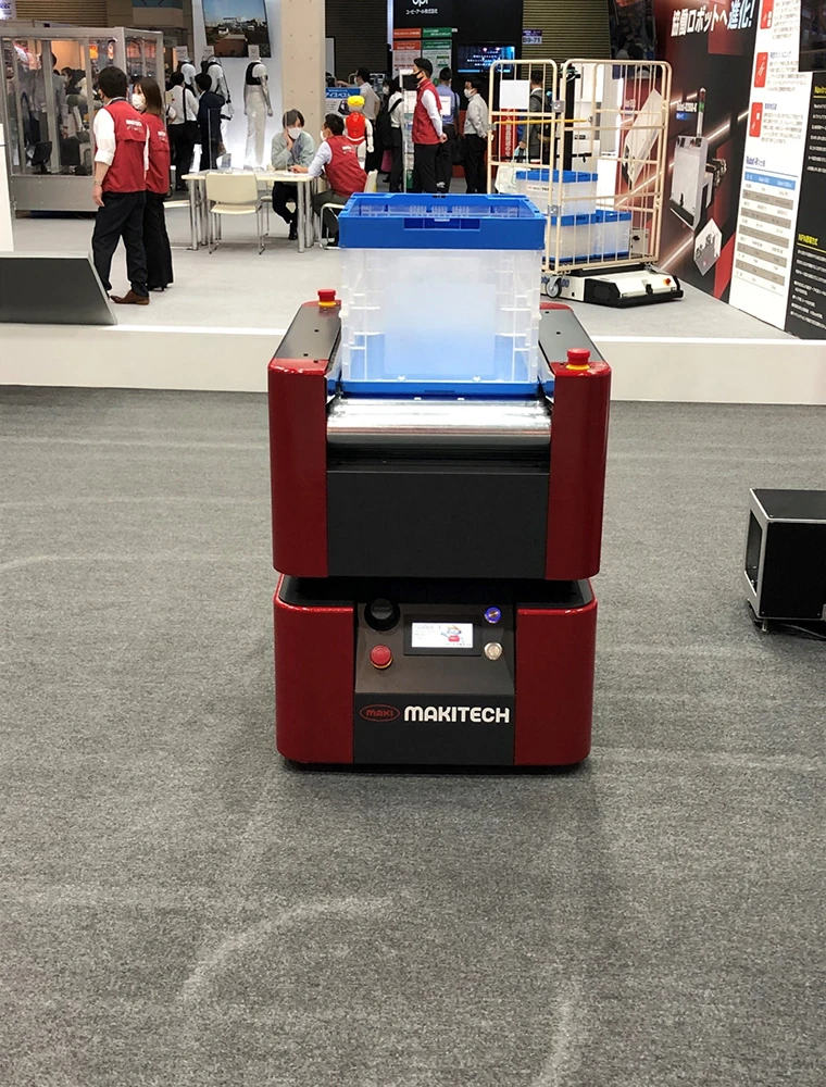 Wireless charging outdoor wheels mobile luggage carrying robots