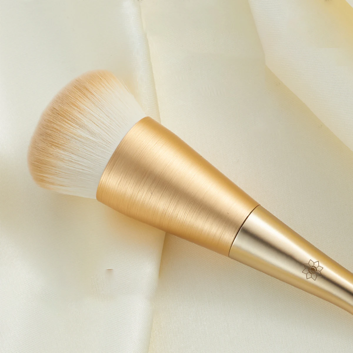 Wholesale Makeup Brushes Single Synthetic Fibre Brush Gold Al alloy Tube Beauty Concealer Smudge Brush