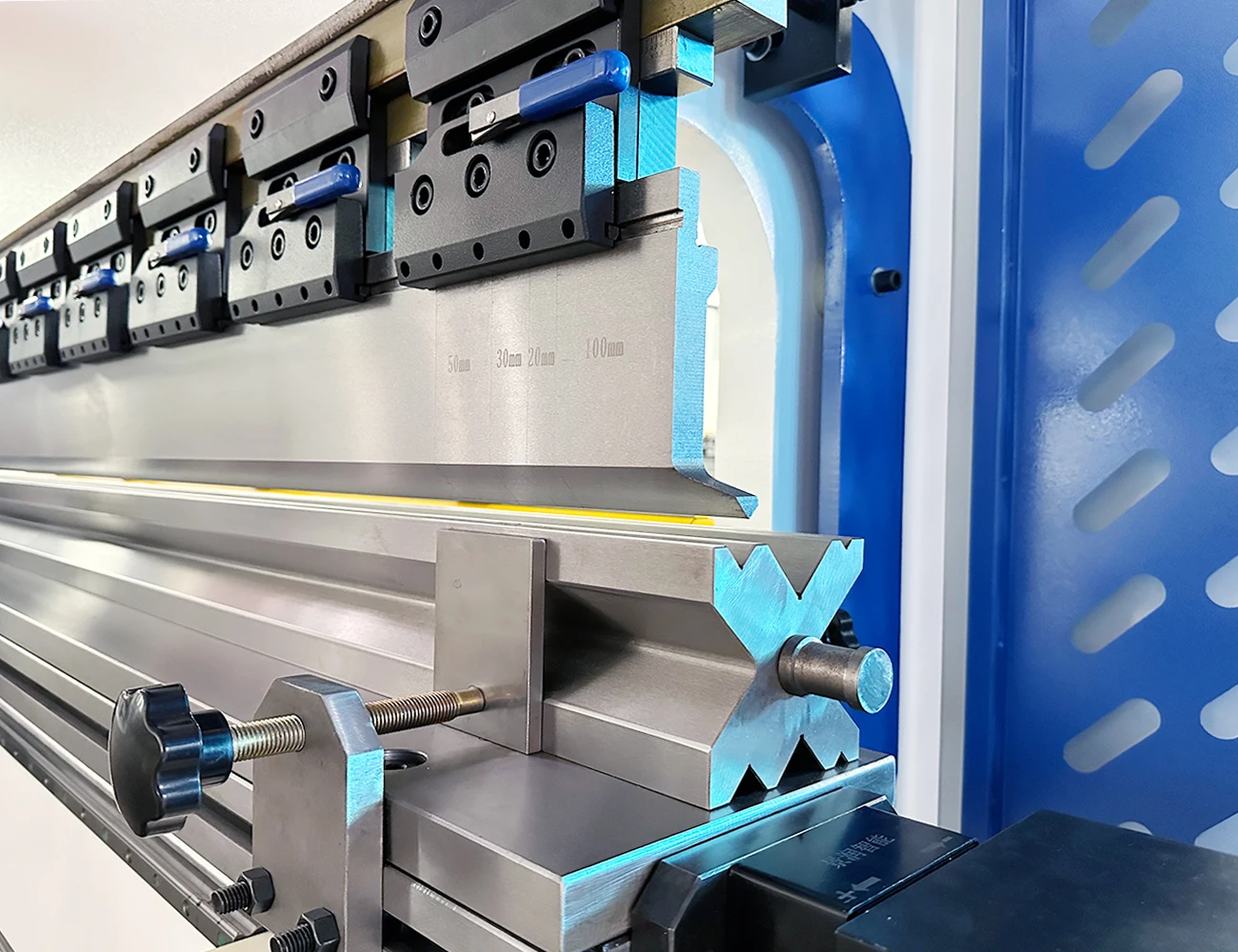 New Hydraulic Oil Cylinder Press Brake Machine 110 Ton Press Brake Automatic Sheet Metal Bending Machine for Aluminum Processing