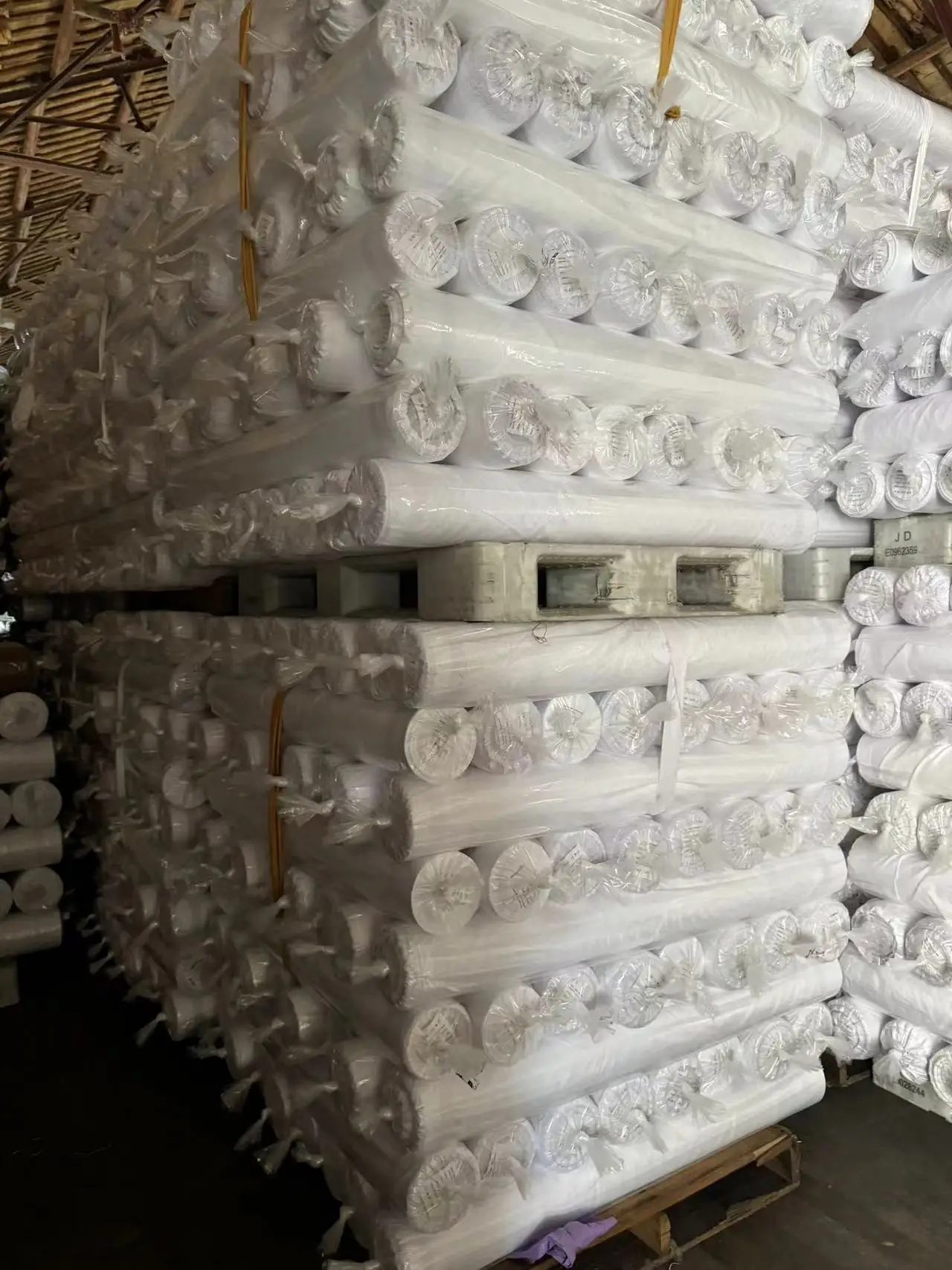 Xinlihao Plain  White Fabric Solid Dyed Brushed Microfiber home textile bed sheet fabric in Roll