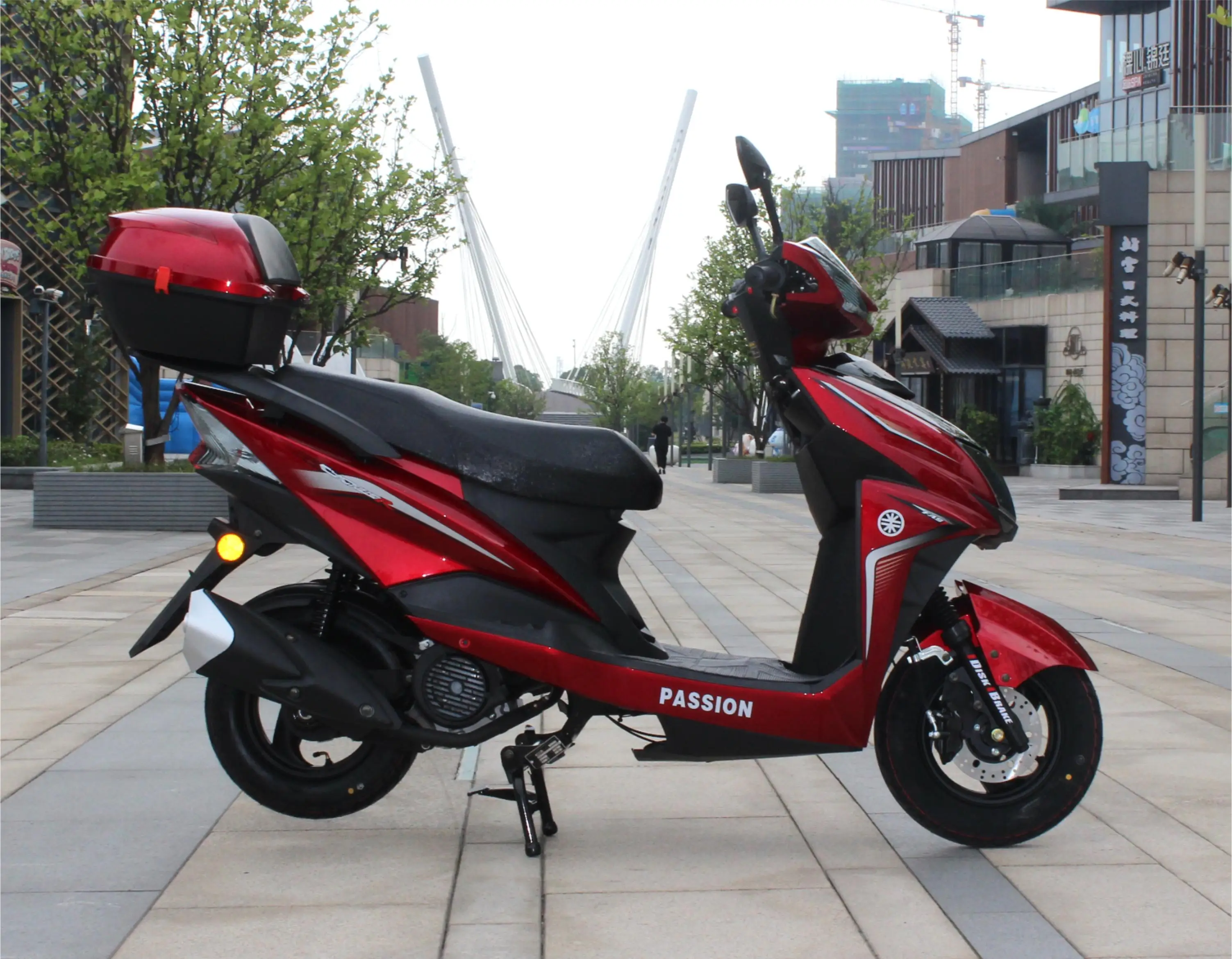 Поставка с завода 4-тактные газовые скутеры для взрослых 125cc 150cc мощные гидравлическим амортизатором дисковые и барабанные тормоза