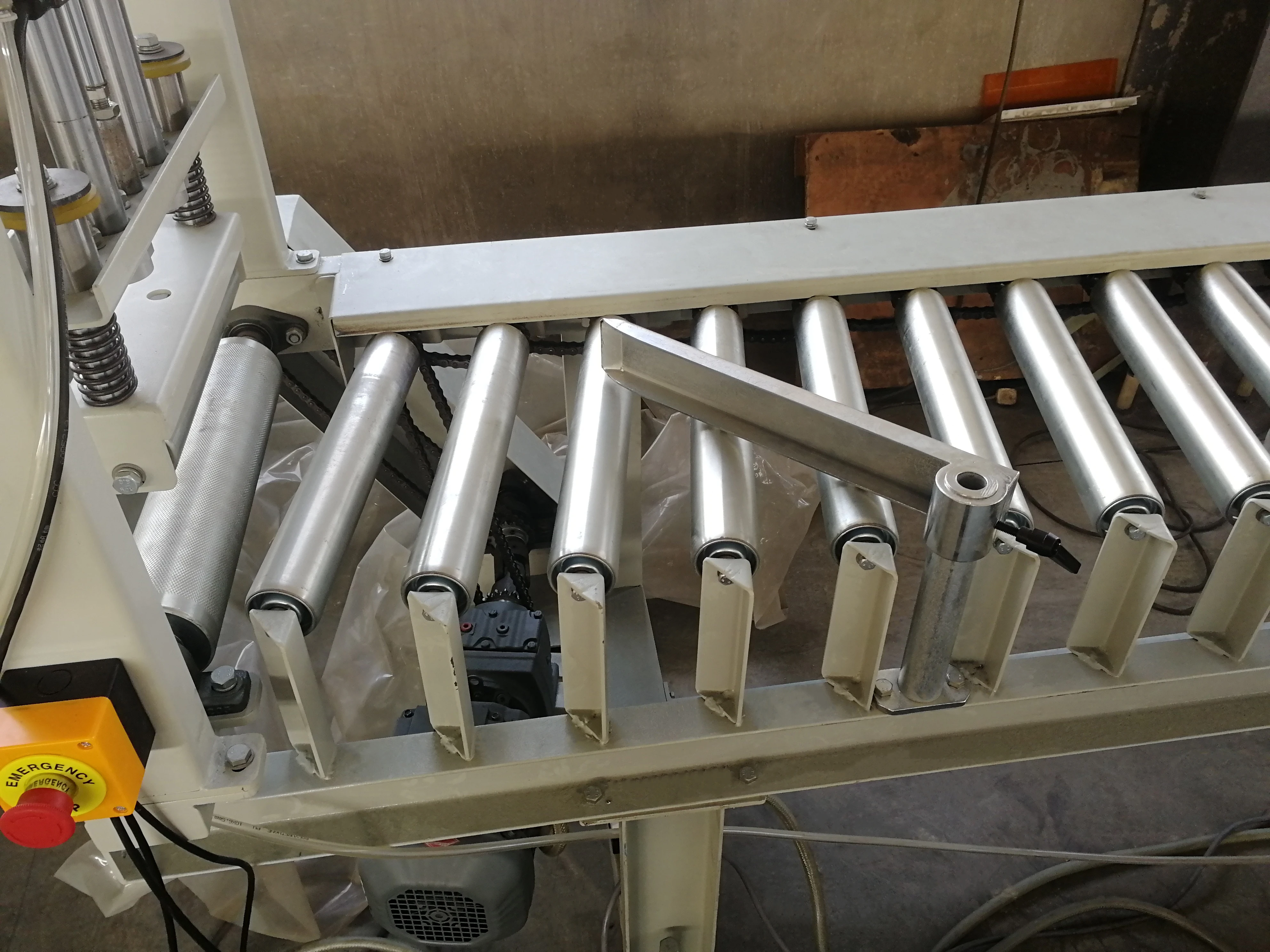 UC-103 Series Chain Driven Live Roller Conveyor with Heavy Duty Adjustable Feet