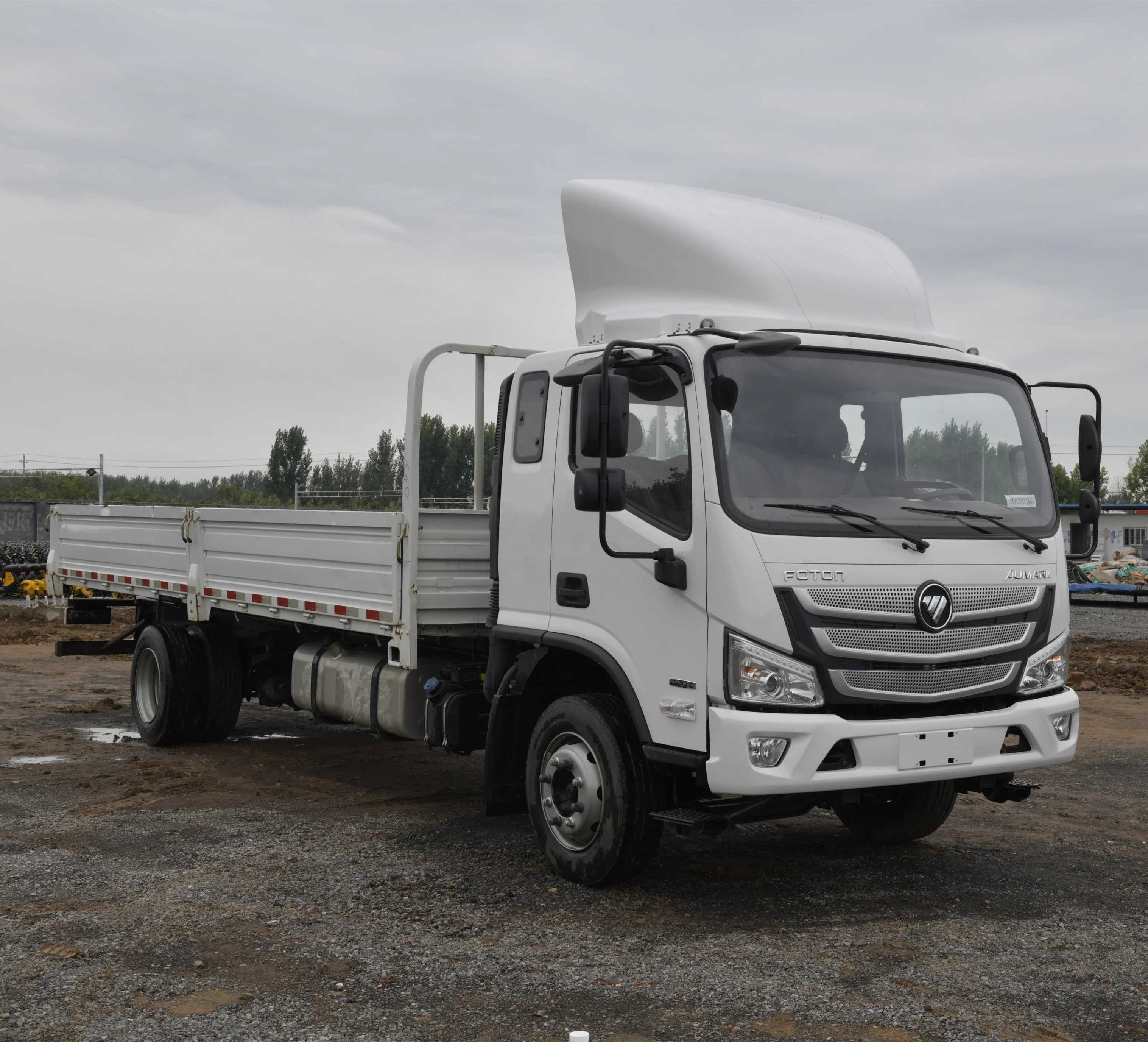 240 Horse Power 15 Tons Load Capacity Midum Duty Cargo Trucks with 6-7 Meters Cargo Box