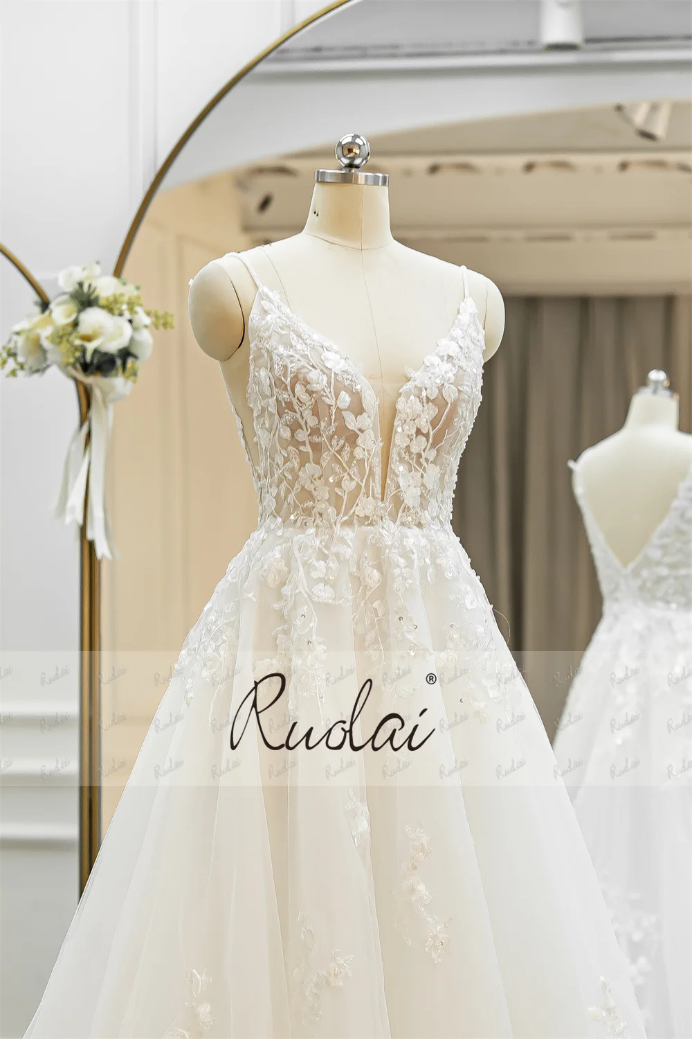 Ruolai QW01836 Elegant V-neck Beading Lace Spaghetti Bride Dressing Gown Luxury Wedding Dresses 2024 and Trendy for Bride