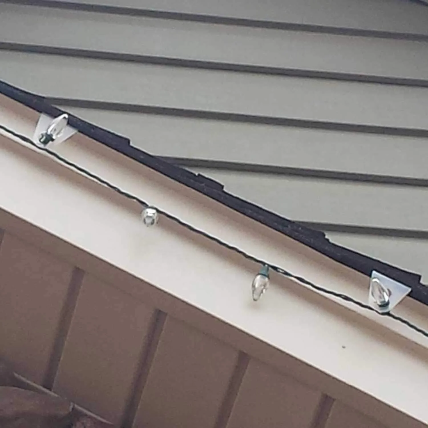 Outdoor C7 C9 Christmas Lights Clips for Gutters Shingles and Roof