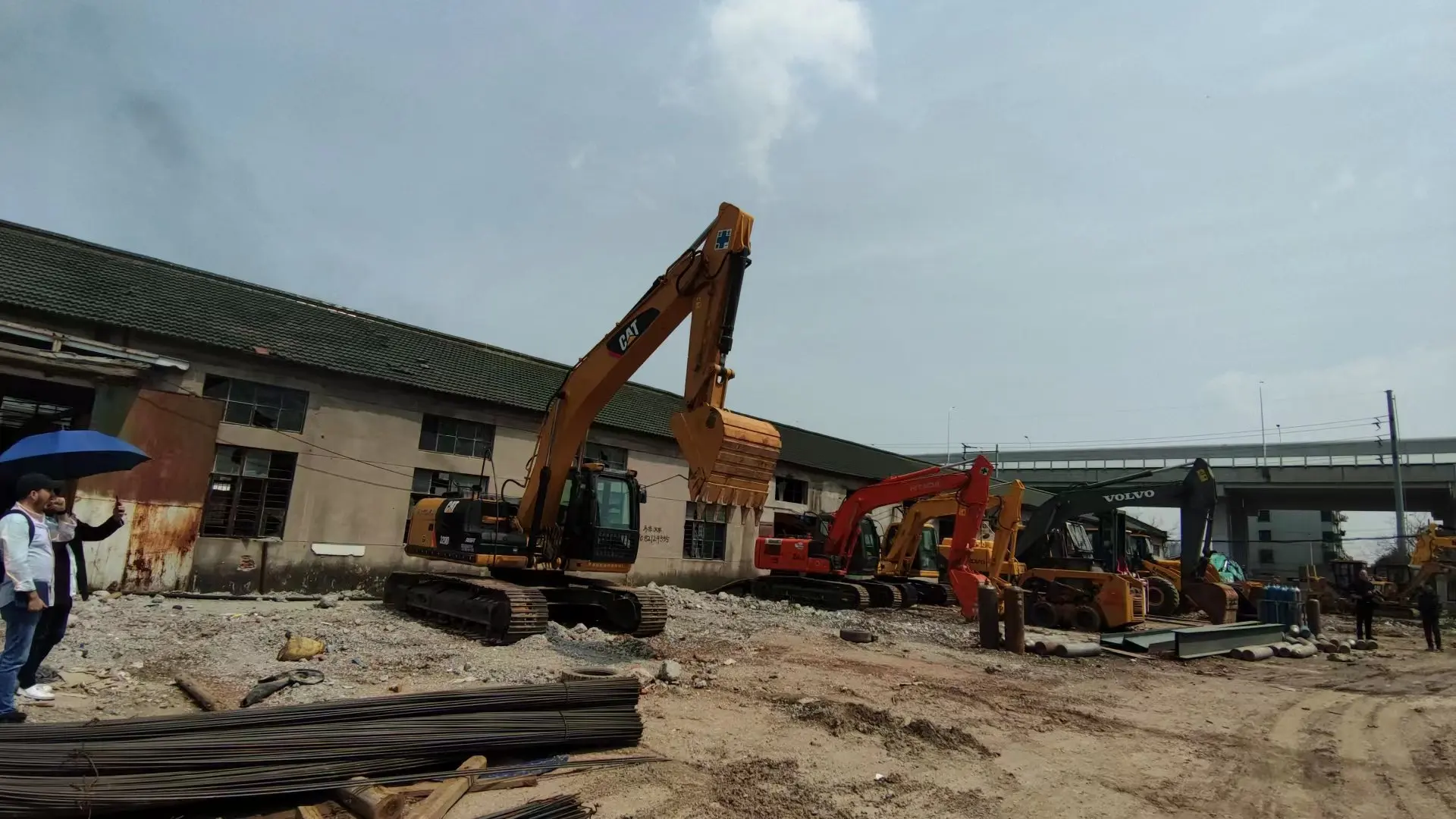 Japan made Caterpillar 320DL crawler excavator price ,Used 20ton Hydraulic digger 320D 320D2 320DL 320GC in Shanghai
