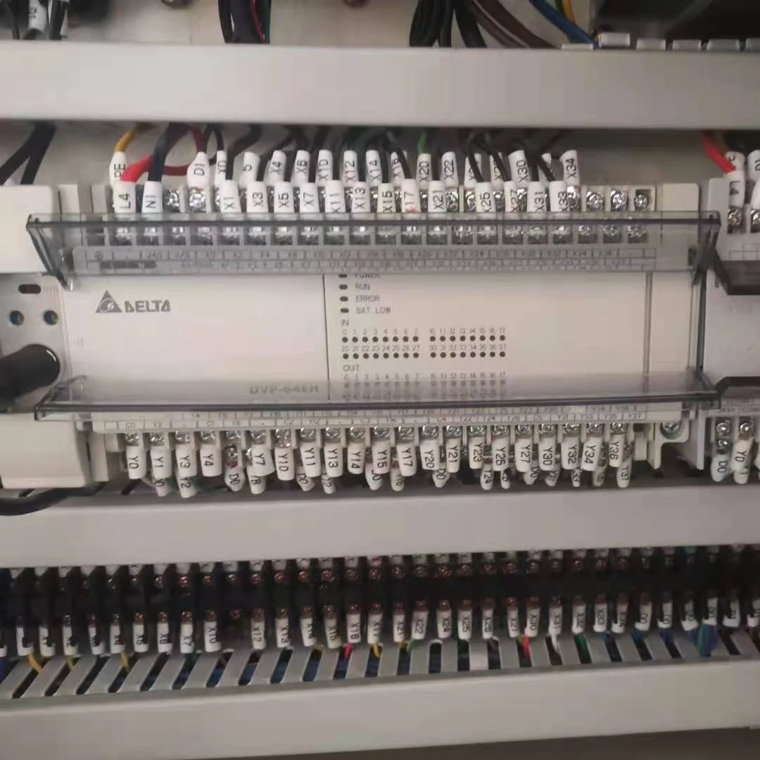 Automatic labeling machine side surfaces self adhesive labels round flat square bottle tuna cans essential oil perfume