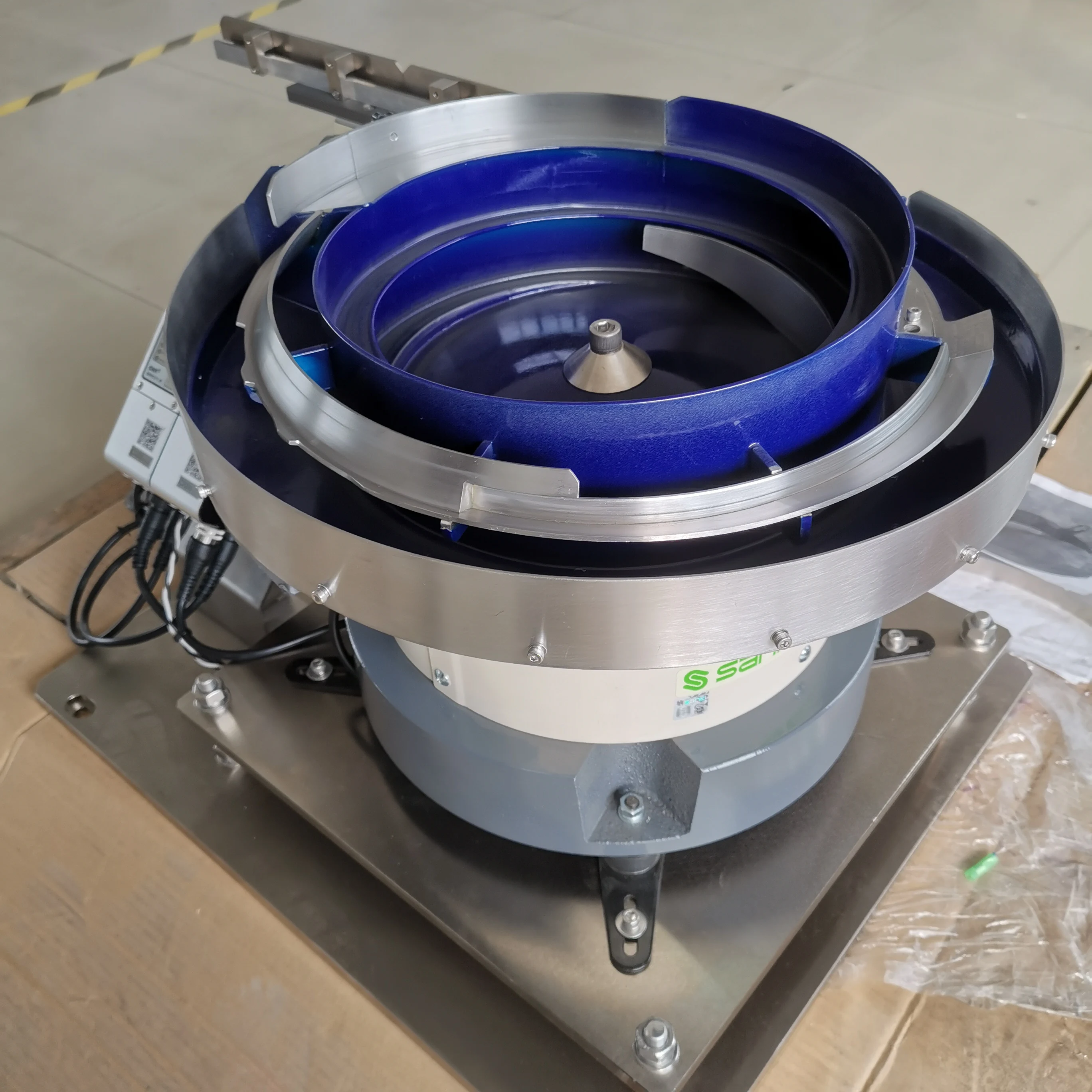 Настраиваемая прочная вибрационная система подачи с низким уровнем шума