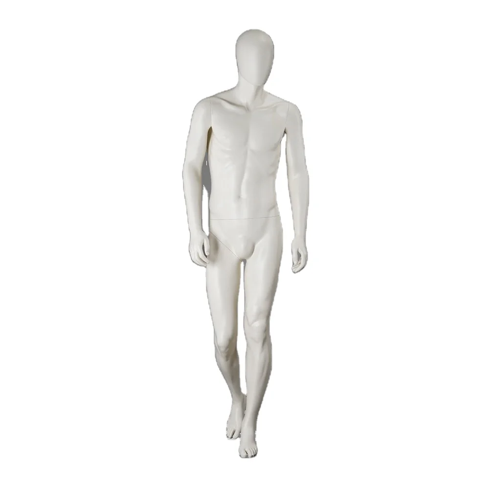 Spot stock full-body men models show a large number of mannequins in the window