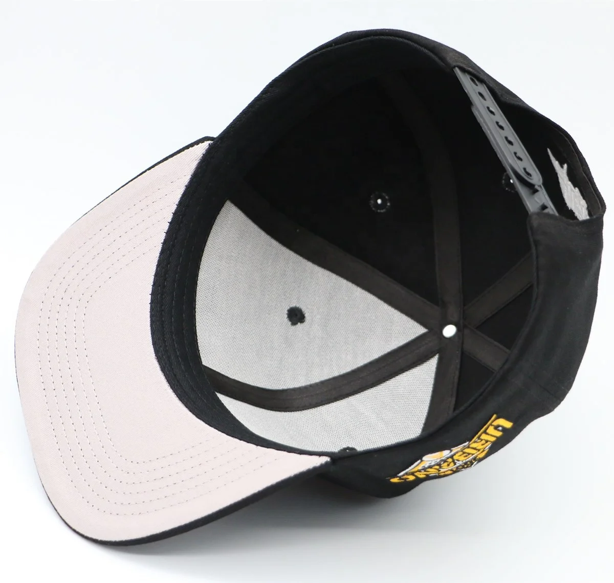 OEM 3D Logo Embroidery Snapback Hat 6 Panel 100% Cotton Black Squared Flat Bill Brim for Performance Outdoor Party Travel