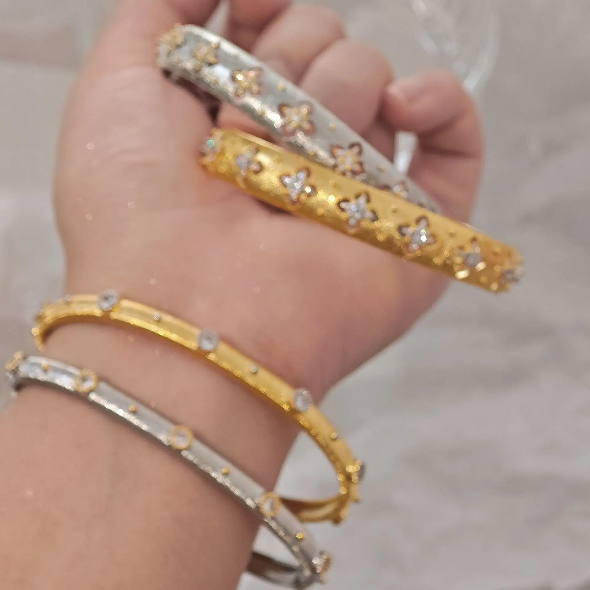 MUFAN Italian Gold Narrow Version Four-Leaf Clover Embossed Two-Color High-Carbon Diamond Bracelet Fine Chain & Link Bangle