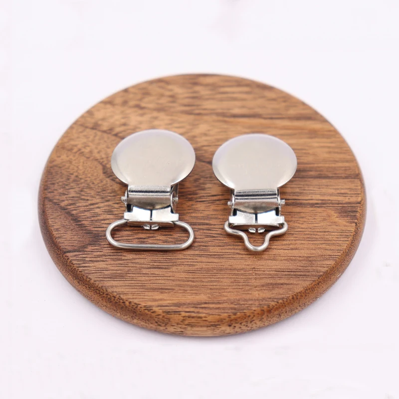 Производитель высококачественных металлических подтяжек с круглой поверхностью 3/4 дюйма, зажимы для пустышки из нержавеющей стали с лазерным логотипом