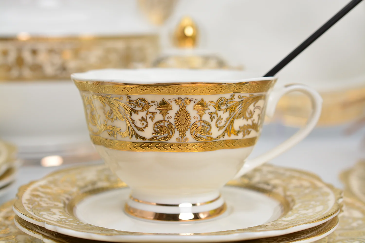 Super September luxury style gold decoration beautiful pattern dinner set Dubai Wedding ecofriendly products