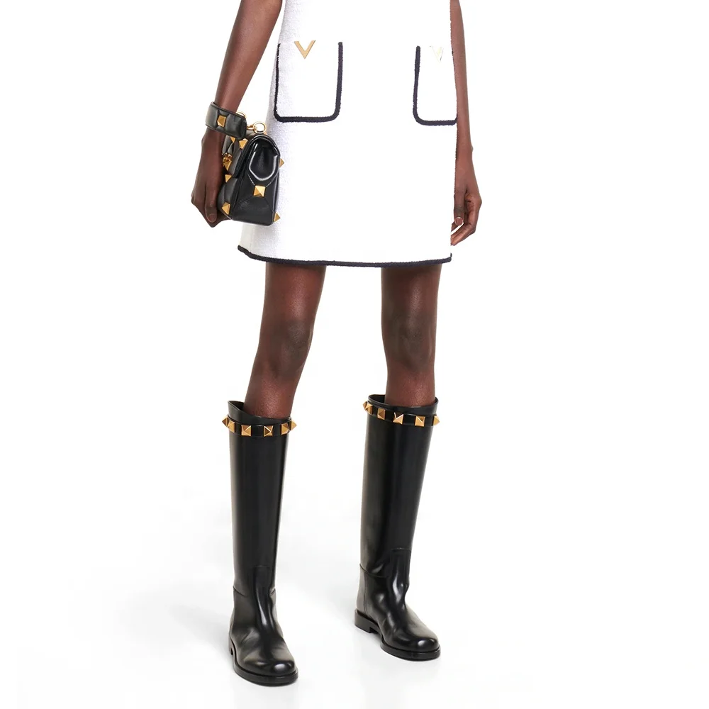 Модные черные зимние сапоги с шипами на плоской подошве круглым носком без застежки Женская длинная обувь до колена большого размера