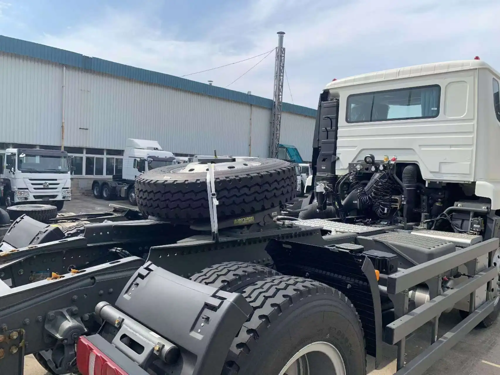 New Sinotuck Heavy Duty HOWO NX 4*2 6 Wheels Tractor Trailer Head Truck Price Weichai Engine HOHAN 4x2 Tractor Truck on sale