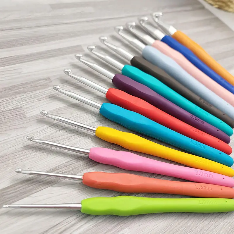 Wholesale Hot Sale 9pcs knitting needles resin custom 3.5mm 4mm colored aluminum solid soft handle crochet hook set ergonomic