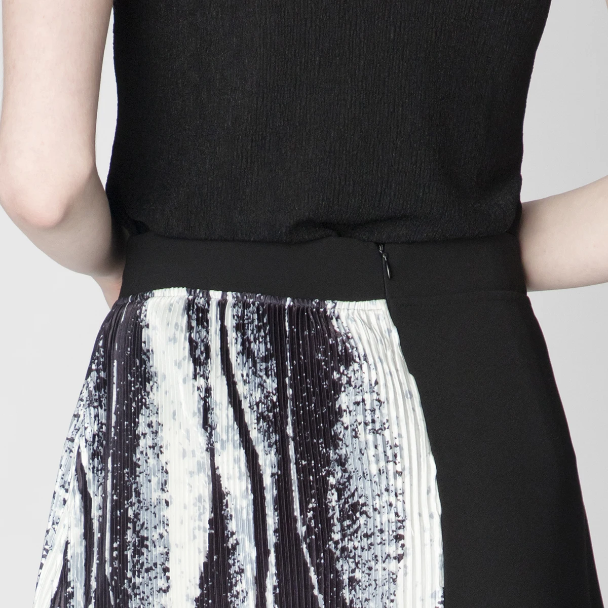 LADIES CASUAL SOLID AND CRINKLED PLEAT PRINTED ASYMMETRY ZIPPER SKIRT
