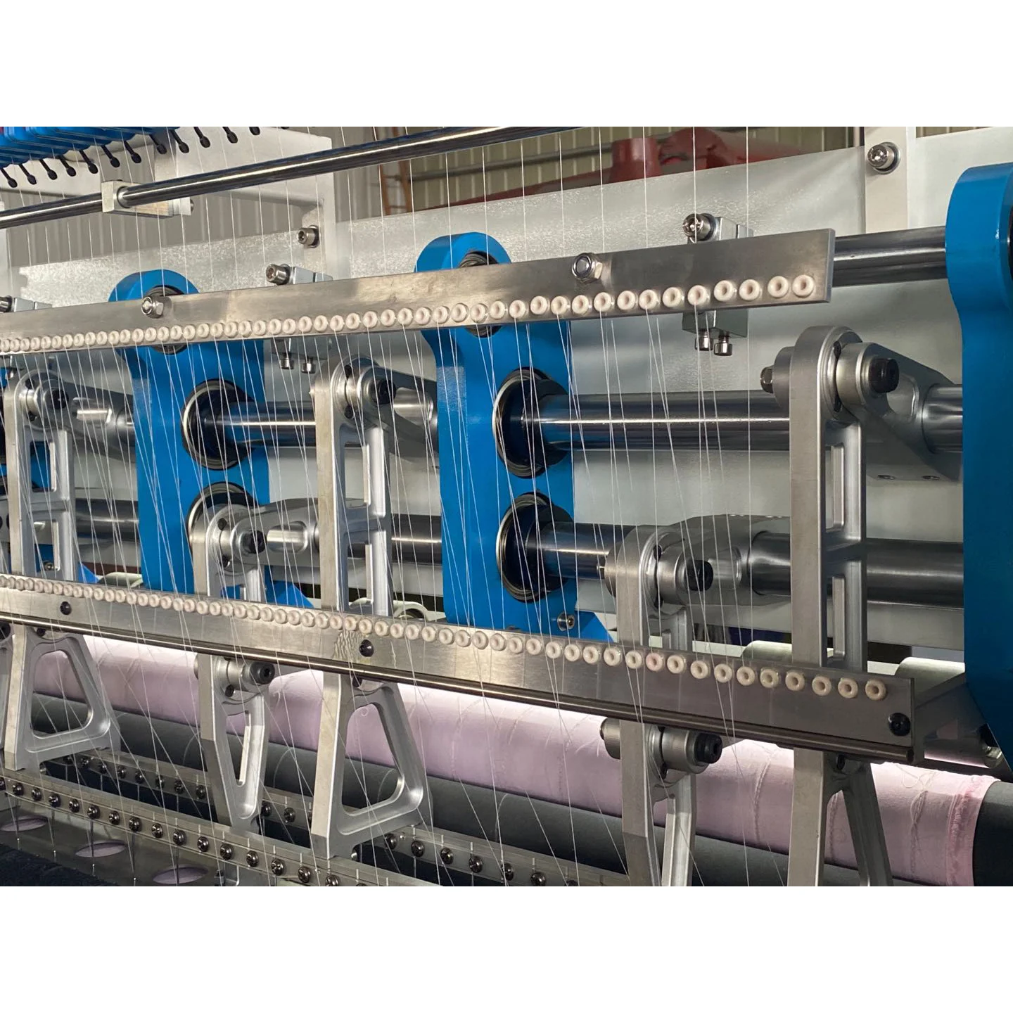 Высокоскоростная автоматическая машина для автоматического наполнения двойных тамбурный шов: Доступное многоигольные стегальные машины для матраса и комплект стеганых одеял