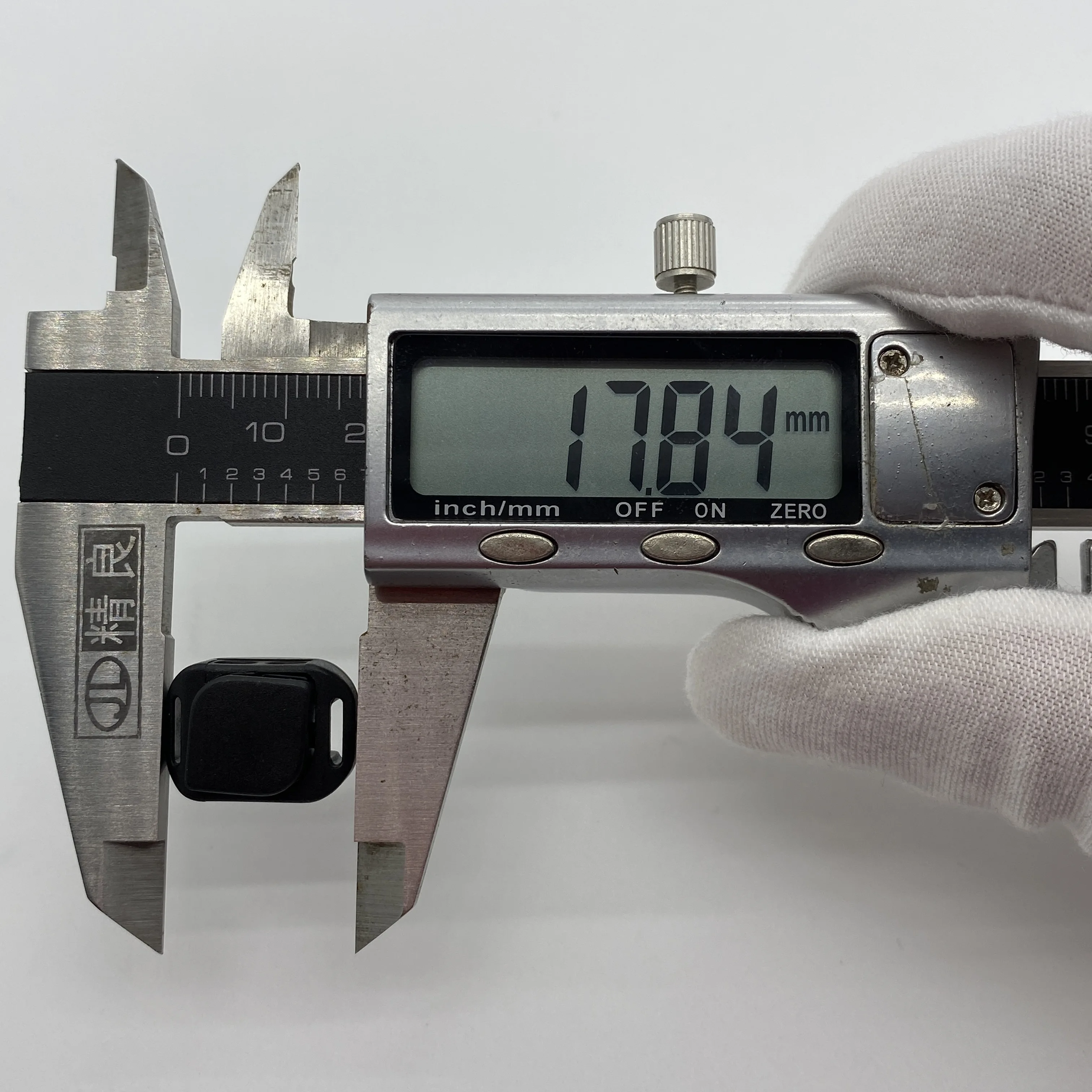 Пружинный шнур, пластиковая пробка и концы веревки, замок для тканей, спортивных сумок