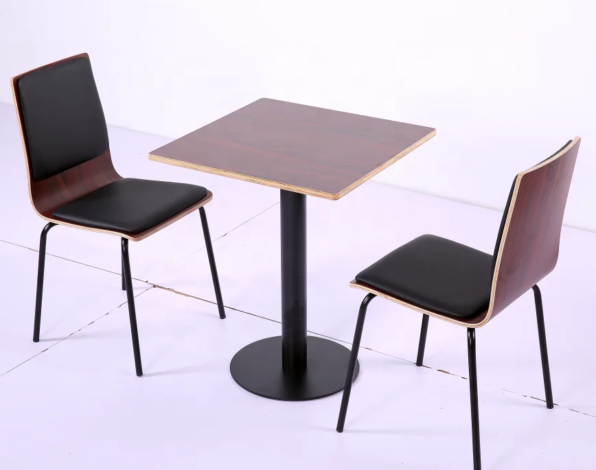 Магазин фастфуда, обеденные изогнутые столы и стулья из фанеры, деревянные мягкие мешки, стулья для ресторана