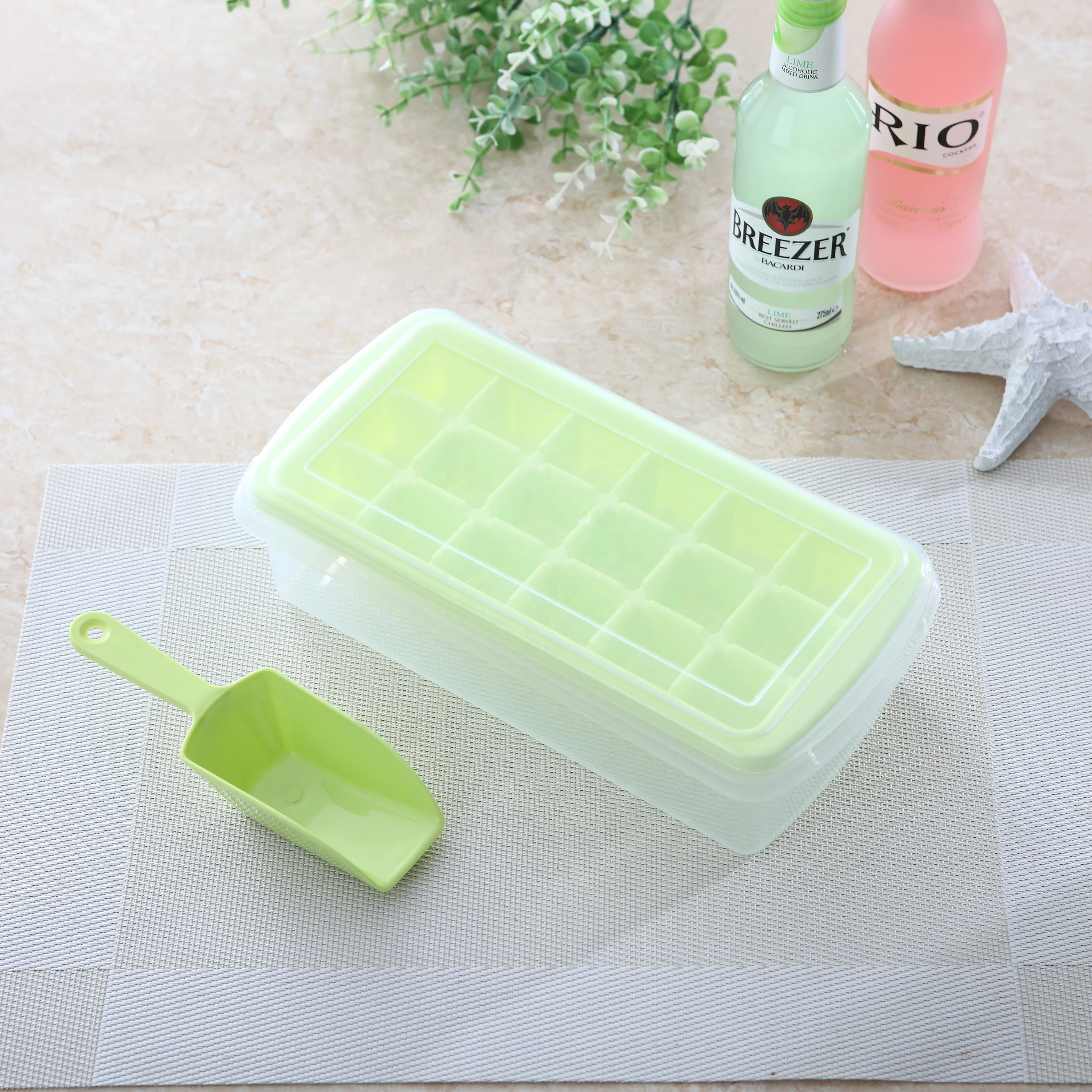 18  Cavities Plastic Ice Cube Tray Molds With Lid For Ice Whiskey Wine and Container