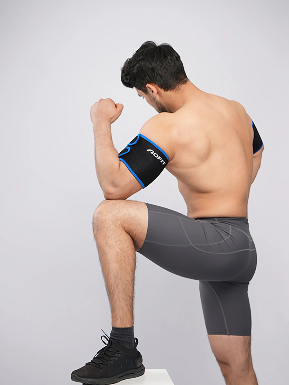 High Quality Black And Blue Adjustable Compression Elbow Sleeve Anti slip Arm Protection Weightlifting Brace Support Unisex