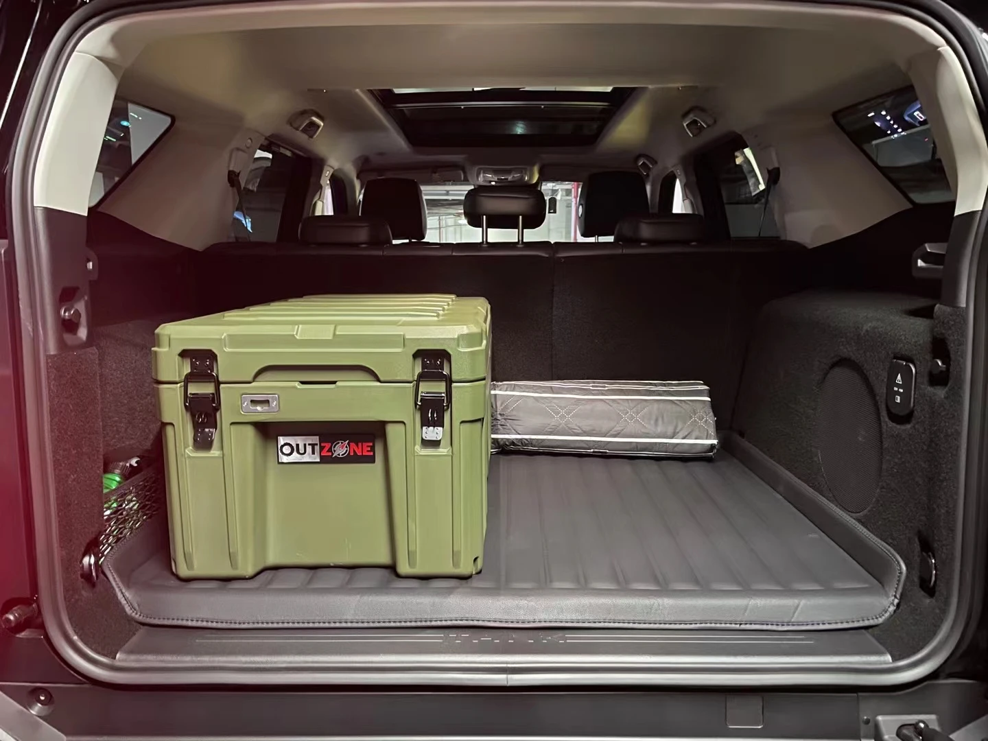 Factory price Waterproof heavy Duty Plastic Car Roof Box 95L Tool Box