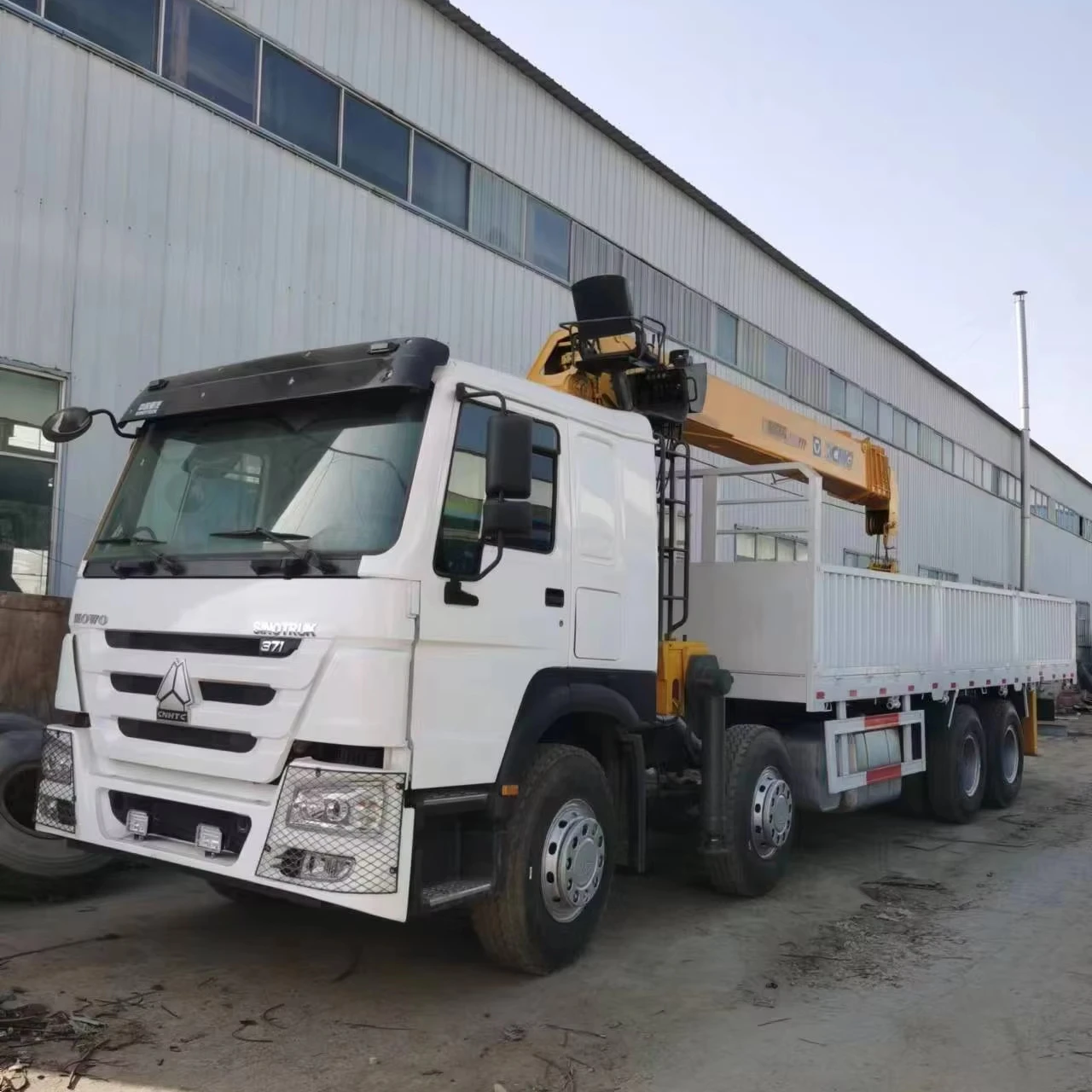 Sinotruk Howo Flatbed Truck with Hydraulic Crane Factory Direct Diesel Manual Transmission Used Condition