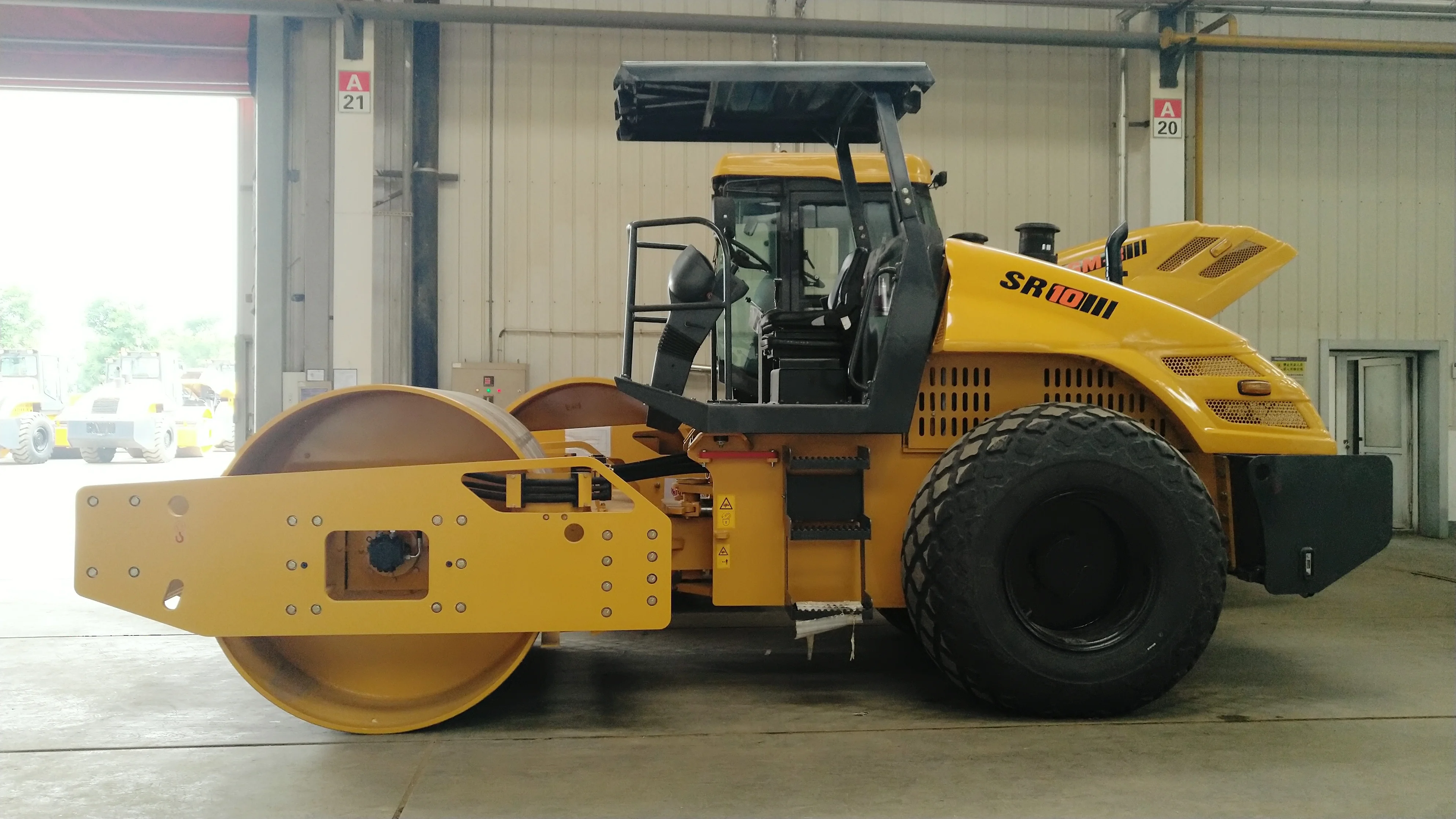 Mini SR10 Road Roller Wheeled Single Drum Vibratory 82 KW 10 TON