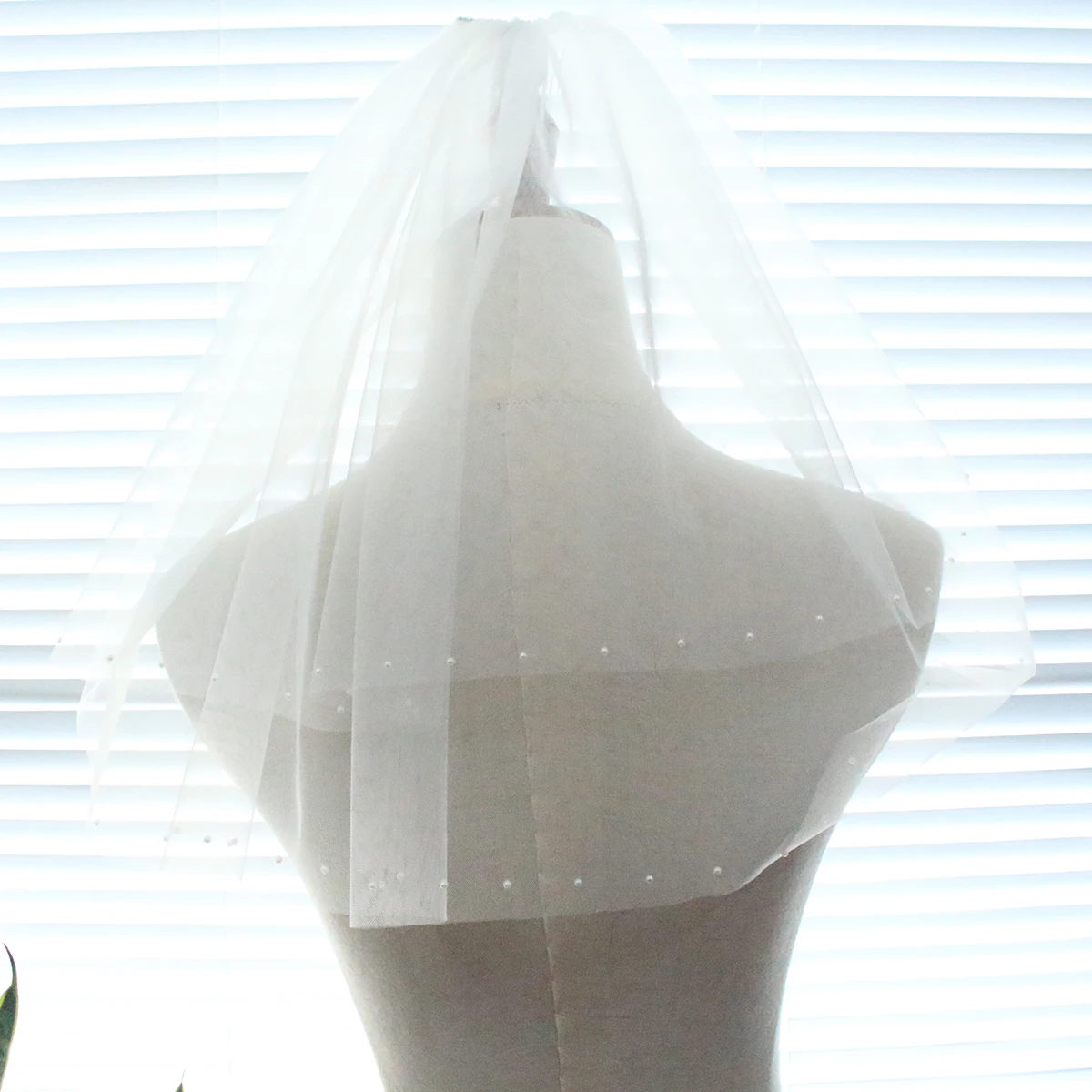 V627 Elegant Wedding Bridal Veil Soft Tulle Beading Handmade White Shoulder Short Brides Veil Women Marriage Accessories