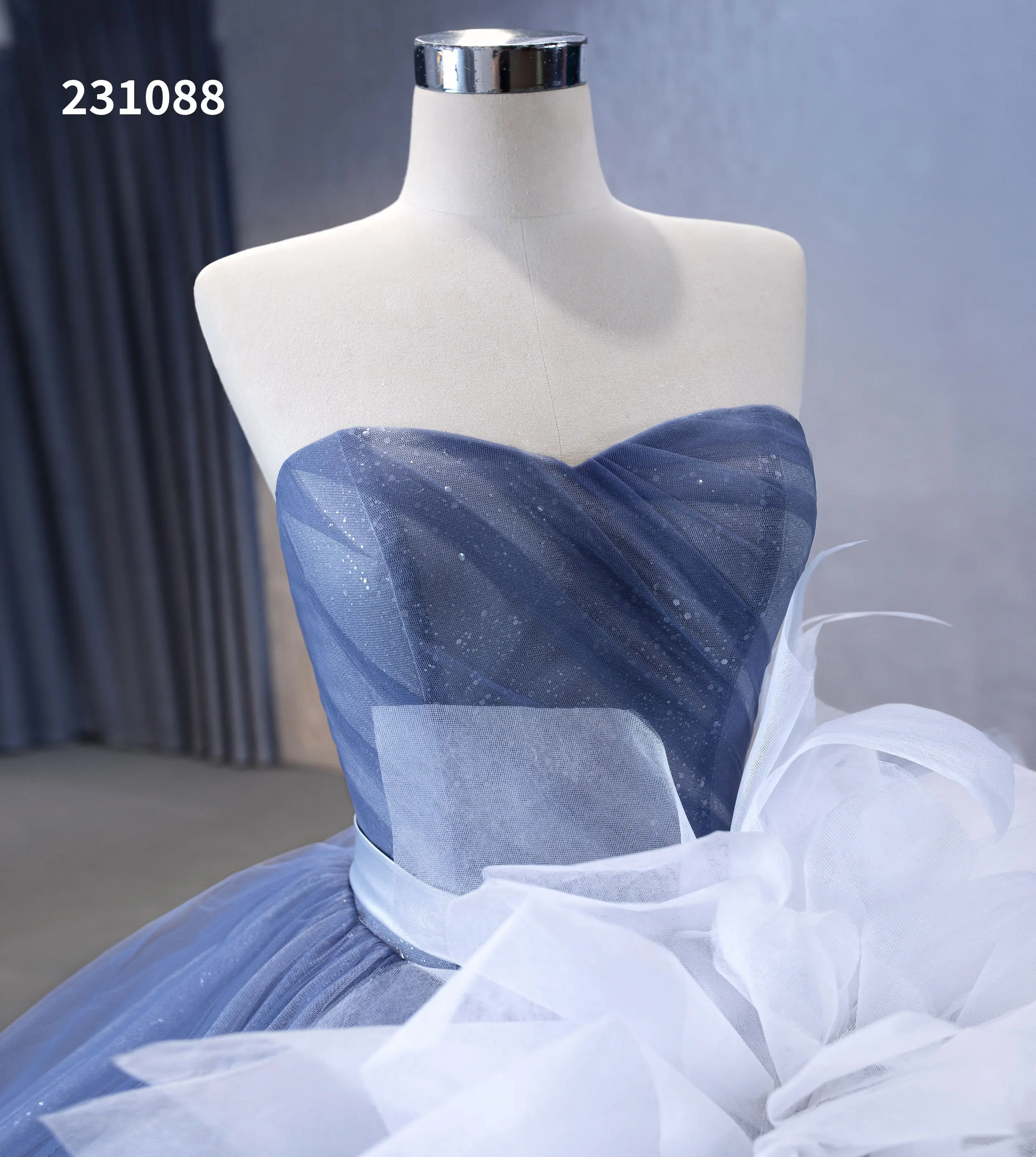Wholesale Grey Blue Detachable Big Ruffles Flower Train Prom Gown Women Sweetheart Sparkly Ball Gown Evening Tulle Dresses