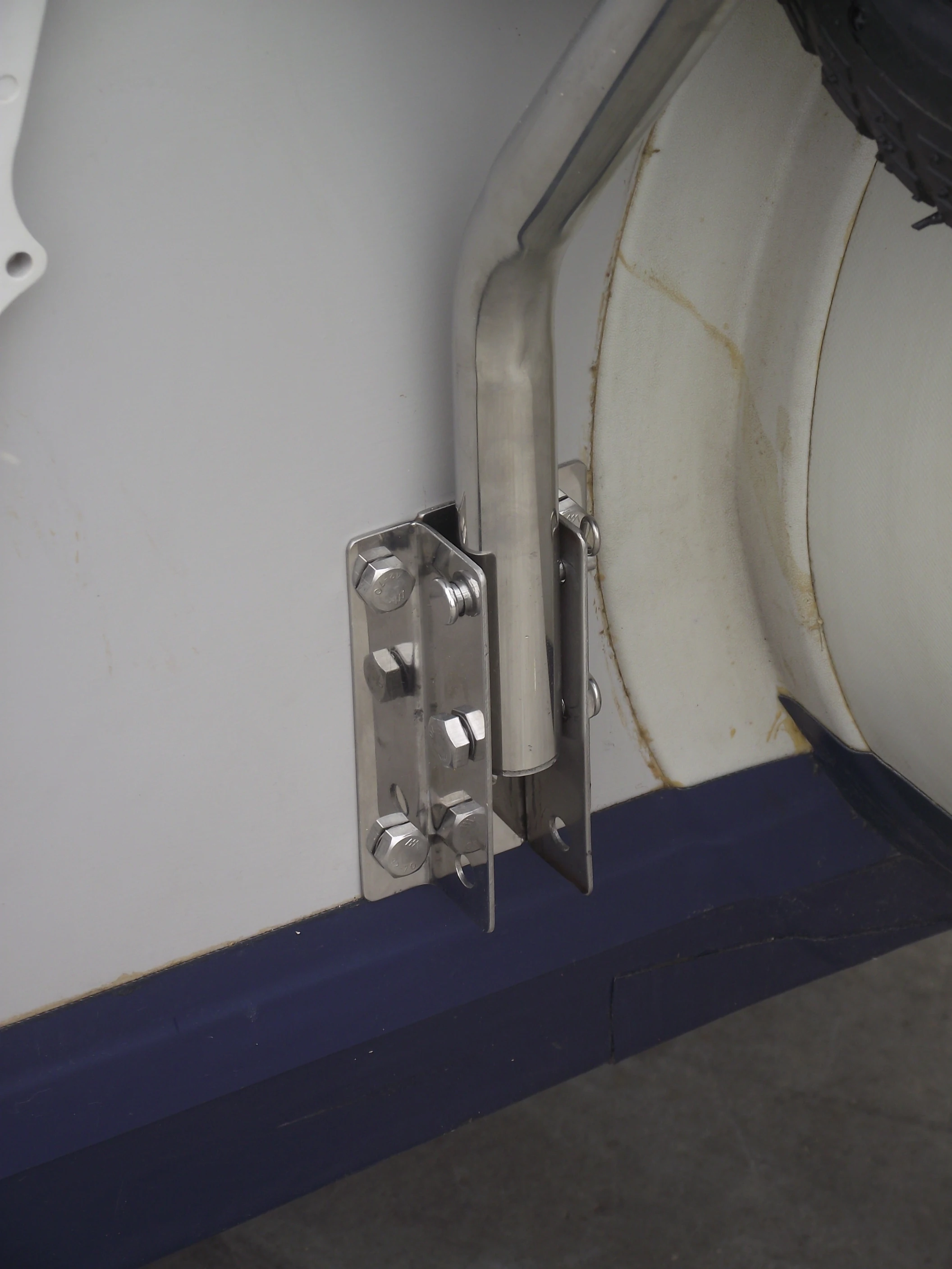The Best and Simple Style Inflatable Wheel Rubber Tyre Stainless Steel Shelf Material