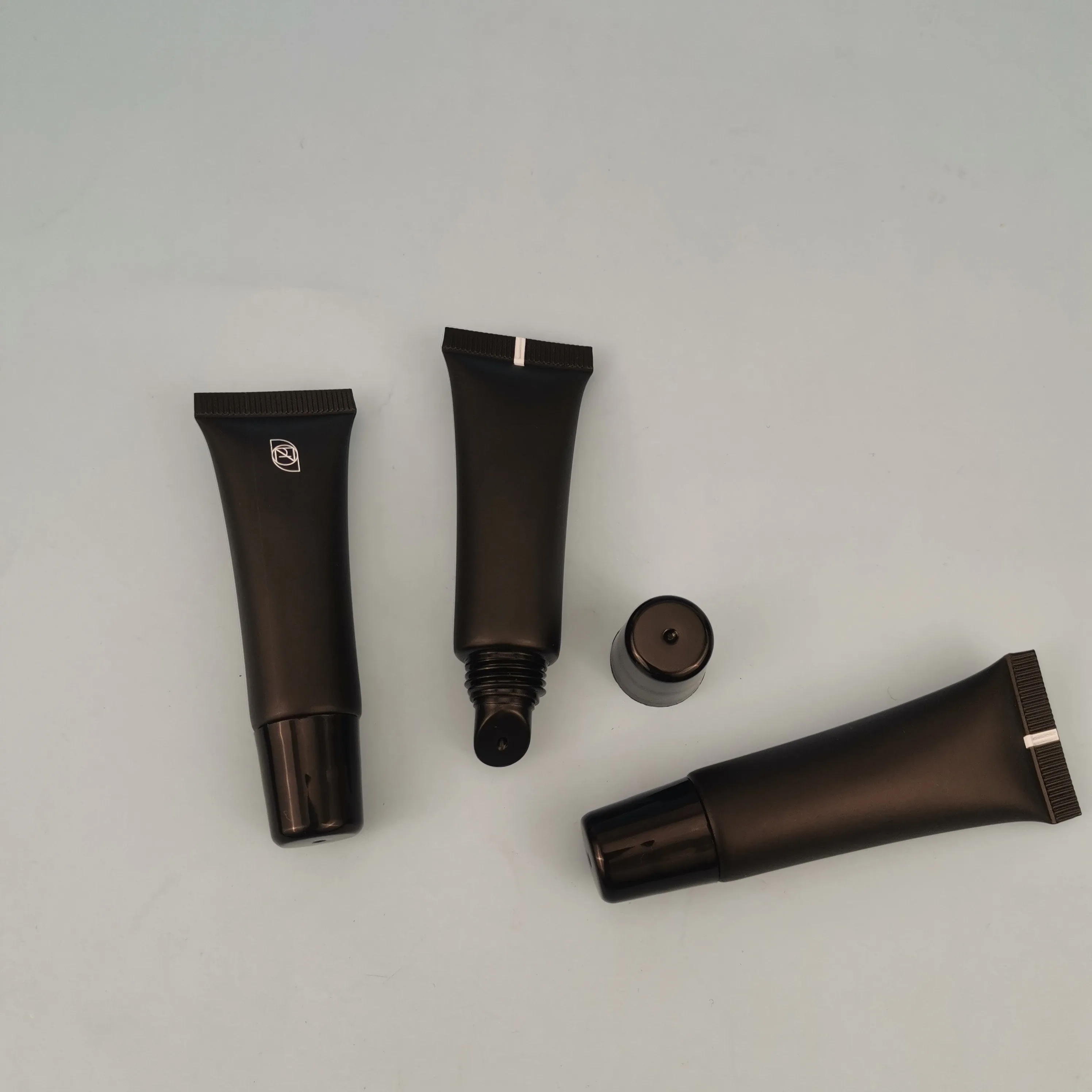 Cosmetic hot sale msds certificate round  10 ml black lip applicator squeeze plastic tubes for lip plumper