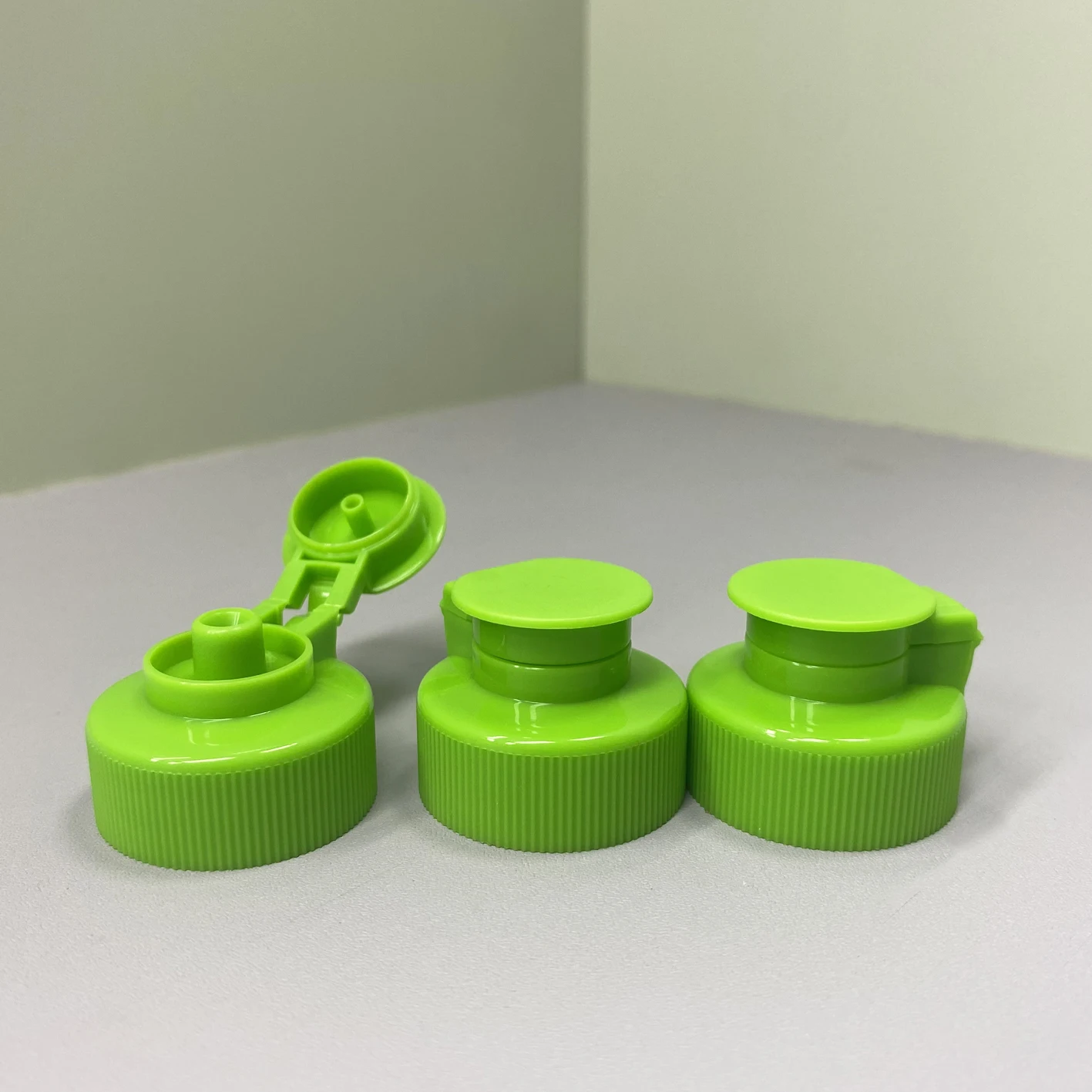 Good Sealing 28mm Plastic Shower Gel Bottle Flip Top Screw Cap 28/400 ribbed side special shape flip cap For Tomato Sauce Bottle