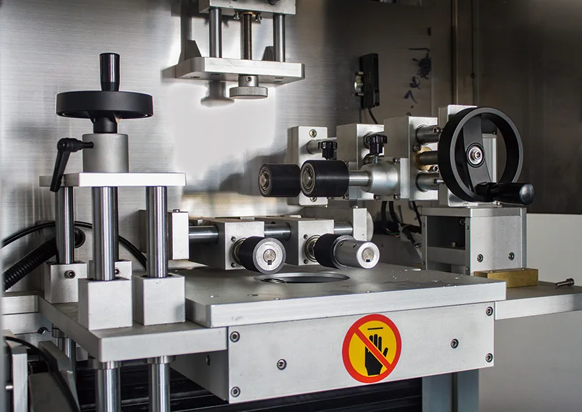 Computerized automatic tube labeling machine