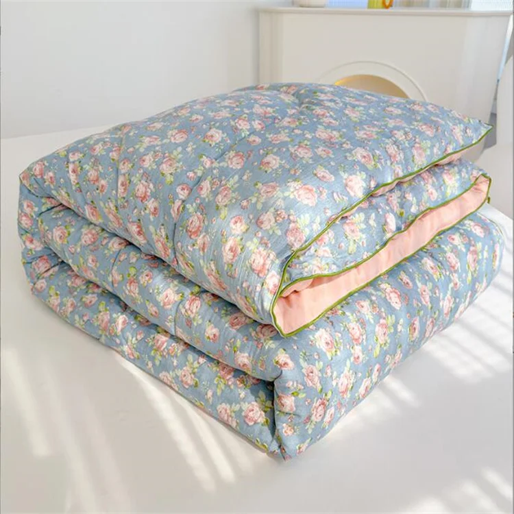 Wholesale 100% Polyester Cotton Quilt Sets Printed Knitted Dots Winter Quilt Cover Woven Skin Friendly Fabric Polyester Filling