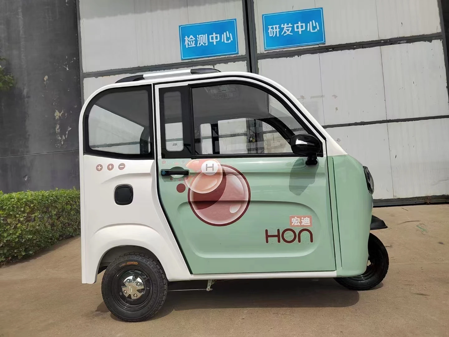 Chinese Supplier 3 Wheel Motorcycle Two Doors Three Seats Closed Cabin Adult Passenger Electric Cabin Tricycle